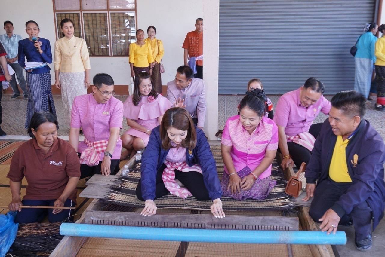 พช.มหาสารคาม : ร่วมต้อนรับผู้ช่วยเลขานุการรัฐมนตรีว่าการกระทรวงมหาดไทย ลงพื้นที่เยี่ยมชมผลิตภัณฑ์พื้นถิ่น “กกไทบ้านแพง” Soft Power จังหวัดมหาสารคาม