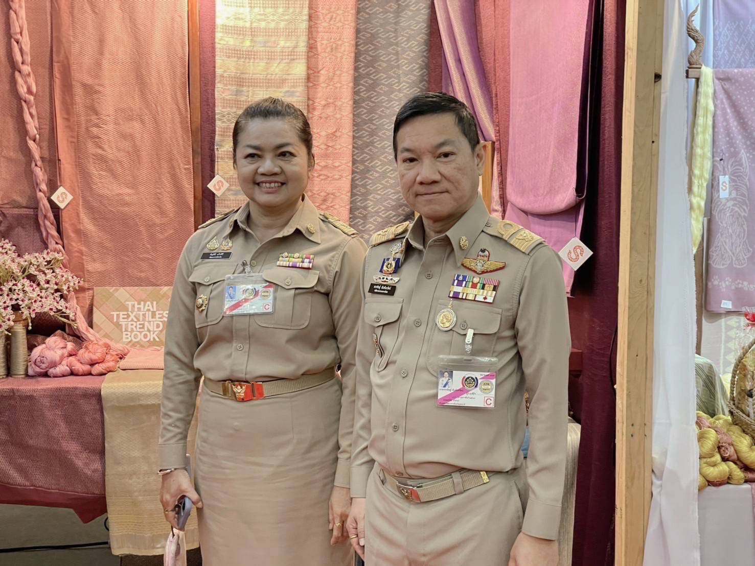 พช.มหาสารคาม : ผู้ว่าราชการจังหวัดมหาสารคาม นำกลุ่ม/องค์กร ร่วมเฝ้ารับเสด็จสมเด็จพระเจ้าลูกเธอ เจ้าฟ้าสิริวัณณวรี นารีรัตนราชกัญญา ในโอกาสเสด็จเป็นองค์ประธานโครงการ จัดแสดงนิทรรศการและผลงานภูมิปัญญาผ้าไทยและงานหัตกรรมชุมชน ภาคตะวันออกเฉียงเหนือ