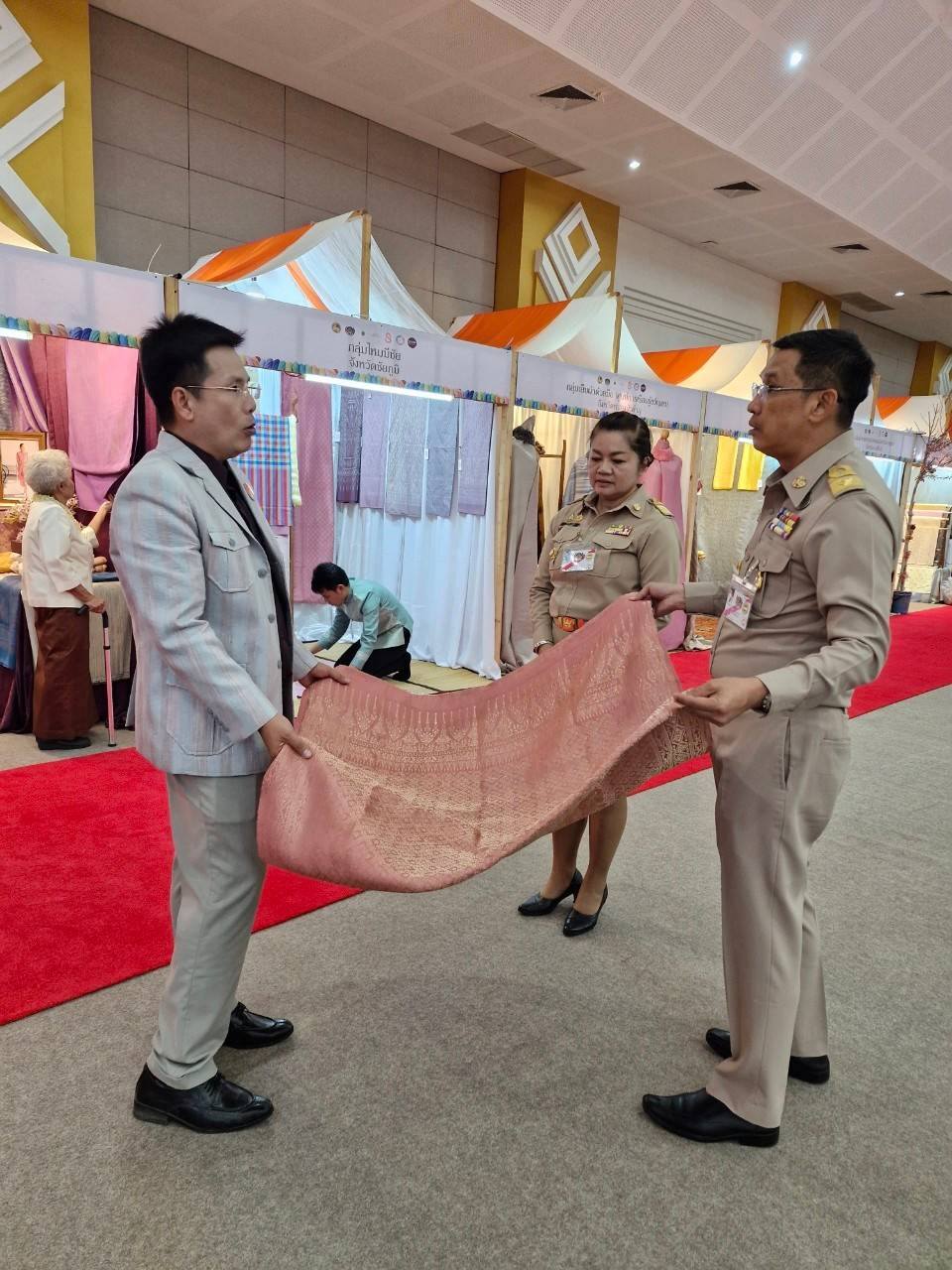 พช.มหาสารคาม : ผู้ว่าราชการจังหวัดมหาสารคาม นำกลุ่ม/องค์กร ร่วมเฝ้ารับเสด็จสมเด็จพระเจ้าลูกเธอ เจ้าฟ้าสิริวัณณวรี นารีรัตนราชกัญญา ในโอกาสเสด็จเป็นองค์ประธานโครงการ จัดแสดงนิทรรศการและผลงานภูมิปัญญาผ้าไทยและงานหัตกรรมชุมชน ภาคตะวันออกเฉียงเหนือ
