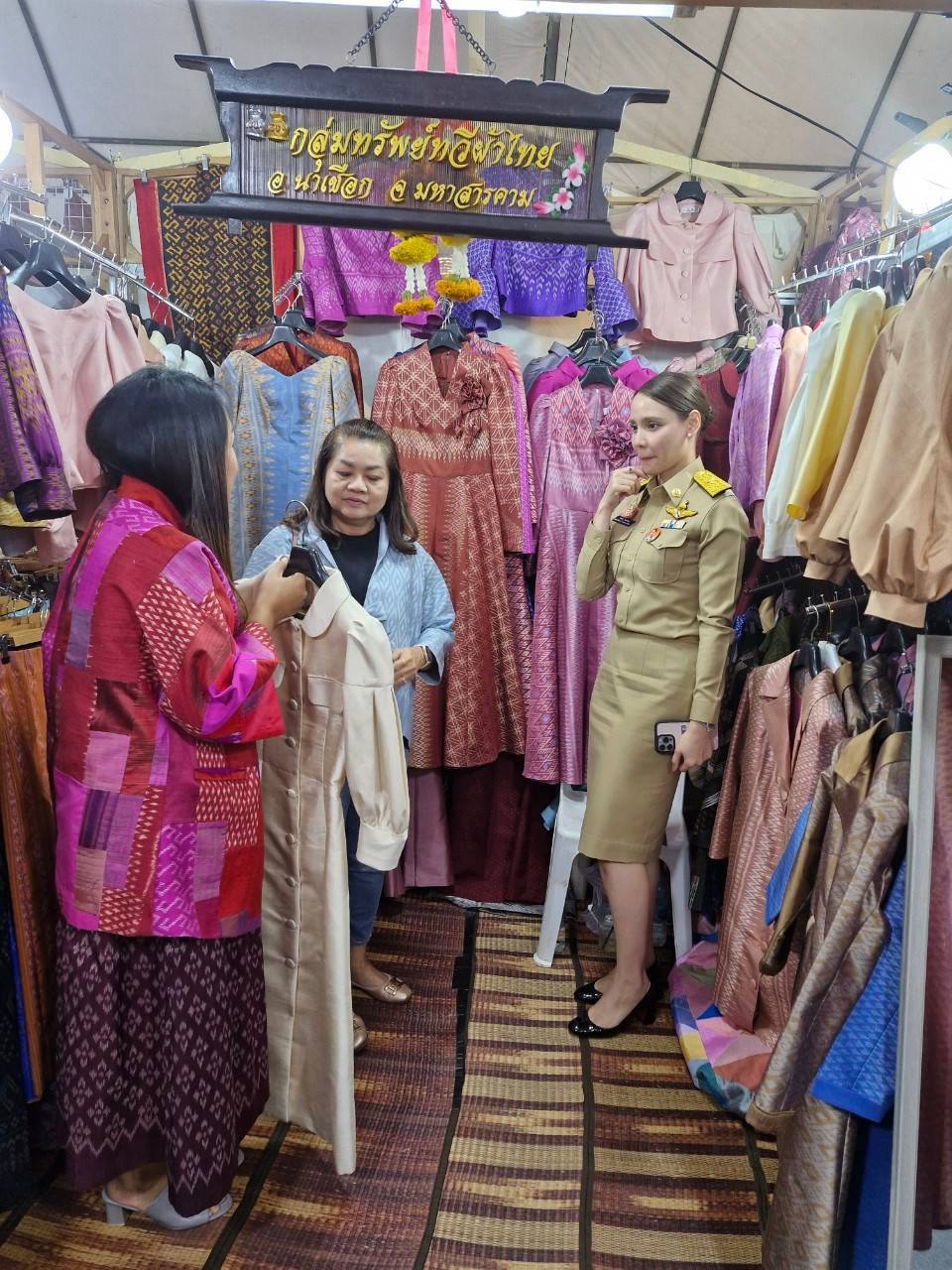 พช.มหาสารคาม : “มท.1” นำผู้บริหารกระทรวงมหาดไทย เยี่ยมชมงาน OTOP ภูมิภาค อุดรธานี พร้อมเชิญชวนประชาชน ชม ช้อป ชิม เช็คอิน 6-12 ก.พ. 68 ณ ทุ่งศรีเมือง รวมพลังจับจ่ายกระตุ้นเศรษฐกิจท้องถิ่น