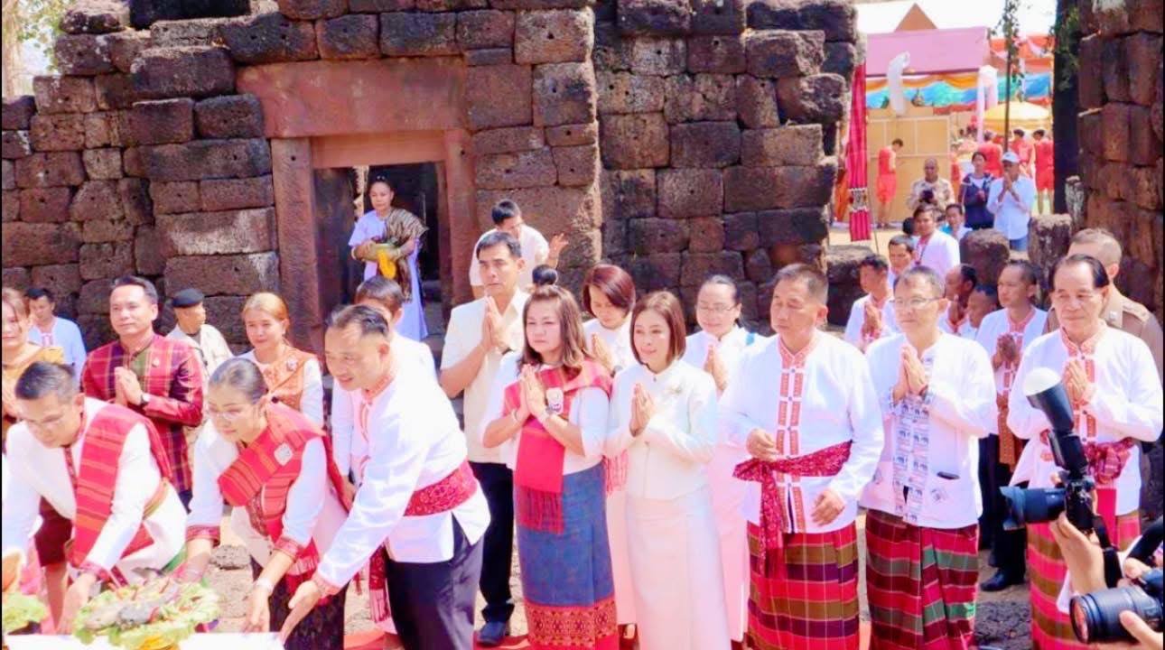 พช.มหาสารคาม ร่วมพิธีบวงสรวงกู่สันตรัตน์ เพื่อขอขมาบรรพบุรุษ ผู้ครองนครจัมปาศรี พระเจ้าชัยวรมันที่ 7