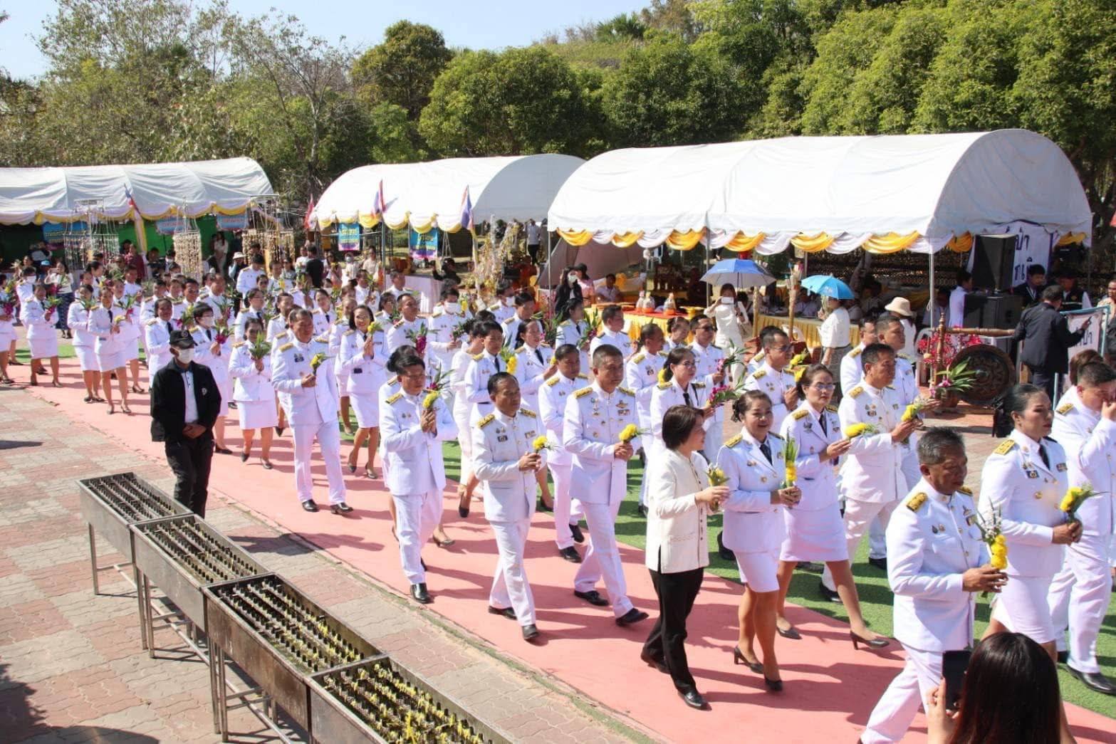พช.มหาสารคาม : ร่วมพิธีสรงน้ำพระราชทานพระบรมธาตุนาดูน จังหวัดมหาสารคาม และทำบุญ เวียนเทียนรอบองค์พระธาตุ เพื่อความเป็นสิริมงคลเนื่องในวันมาฆบูชา