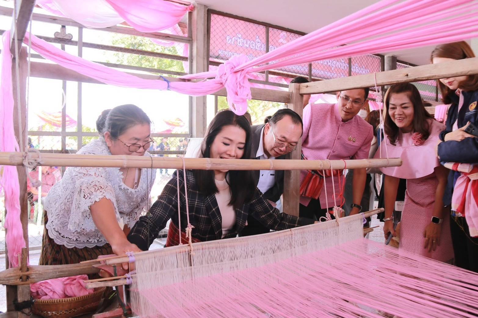 พช.มหาสารคาม : ต้อนรับรัฐมนตรีช่วยว่าการกระทรวงมหาดไทย ลงพื้นที่ จังหวัดมหาสารคาม เยี่ยมชมกลุ่มสัมมาชีพชุมชนบ้านหนองเขื่อนช้าง ย้ำรัฐบาลพร้อมสนับสนุนร่วมขับเคลื่อนเศรษฐกิจฐานรากเพื่อคุณภาพชีวิตที่ดีของประชาชน