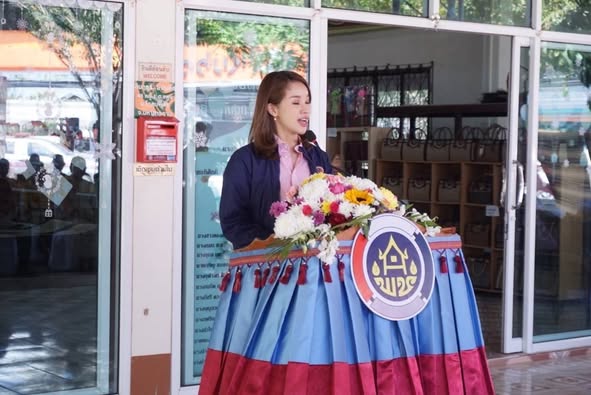 พช.มหาสารคาม : ร่วมต้อนรับผู้ช่วยเลขานุการรัฐมนตรีว่าการกระทรวงมหาดไทย ลงพื้นที่เยี่ยมชมผลิตภัณฑ์พื้นถิ่น “กกไทบ้านแพง” Soft Power จังหวัดมหาสารคาม