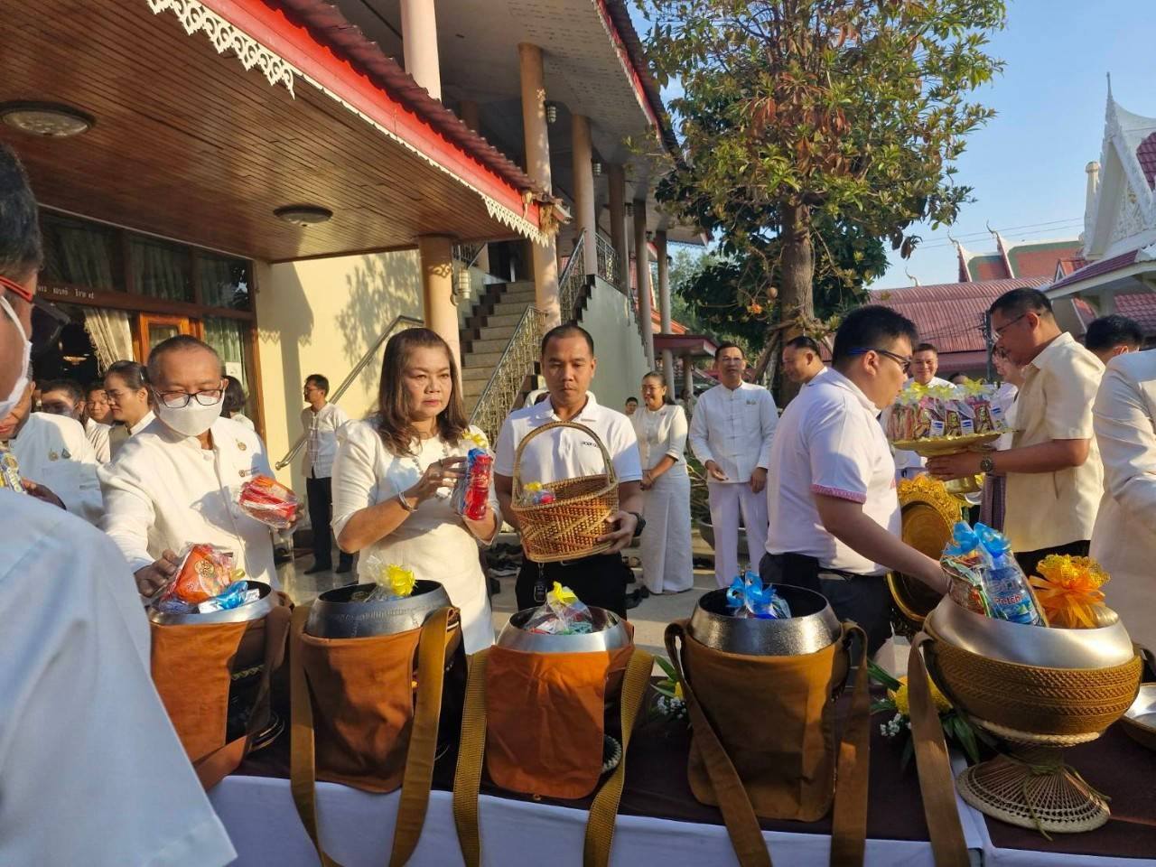 พช.มหาสารคาม : ผู้ว่าราชการจังหวัดมหาสารคาม นำพุทธศาสนิกชนร่วมทำบุญตักบาตร เนื่องในวันมาฆบูชา ประจำปี 2568
