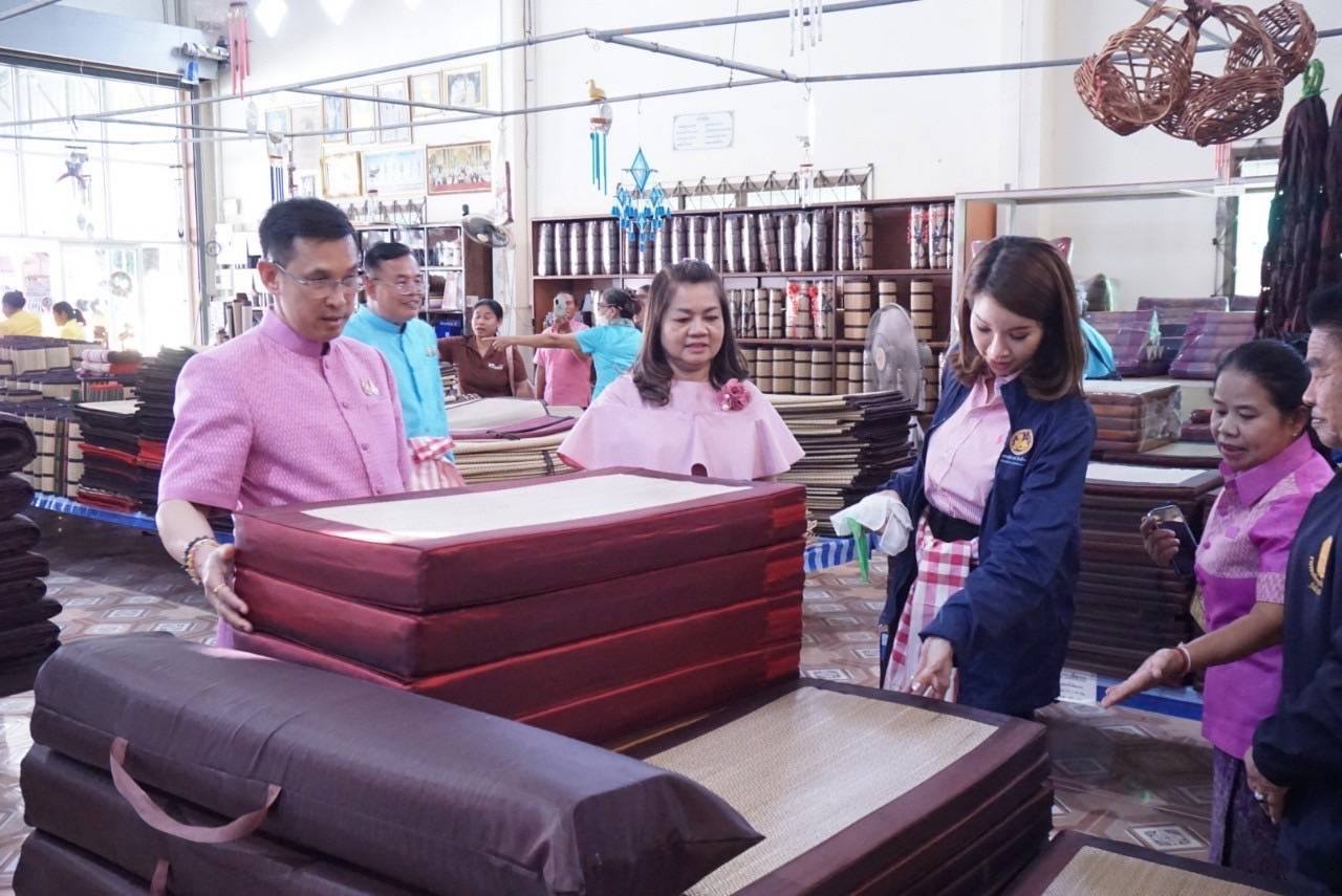 พช.มหาสารคาม : ร่วมต้อนรับผู้ช่วยเลขานุการรัฐมนตรีว่าการกระทรวงมหาดไทย ลงพื้นที่เยี่ยมชมผลิตภัณฑ์พื้นถิ่น “กกไทบ้านแพง” Soft Power จังหวัดมหาสารคาม
