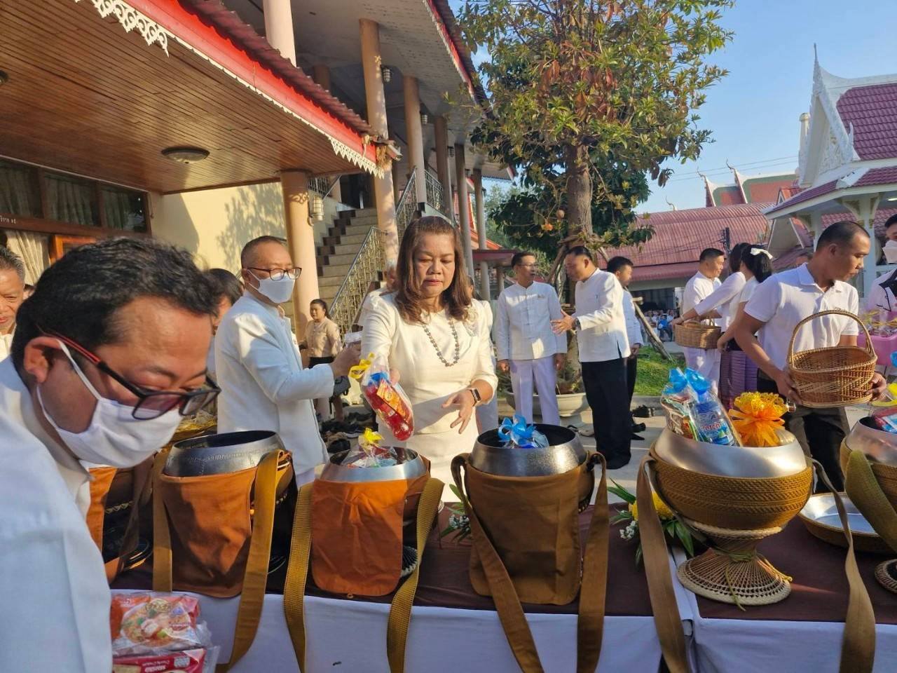 พช.มหาสารคาม : ผู้ว่าราชการจังหวัดมหาสารคาม นำพุทธศาสนิกชนร่วมทำบุญตักบาตร เนื่องในวันมาฆบูชา ประจำปี 2568