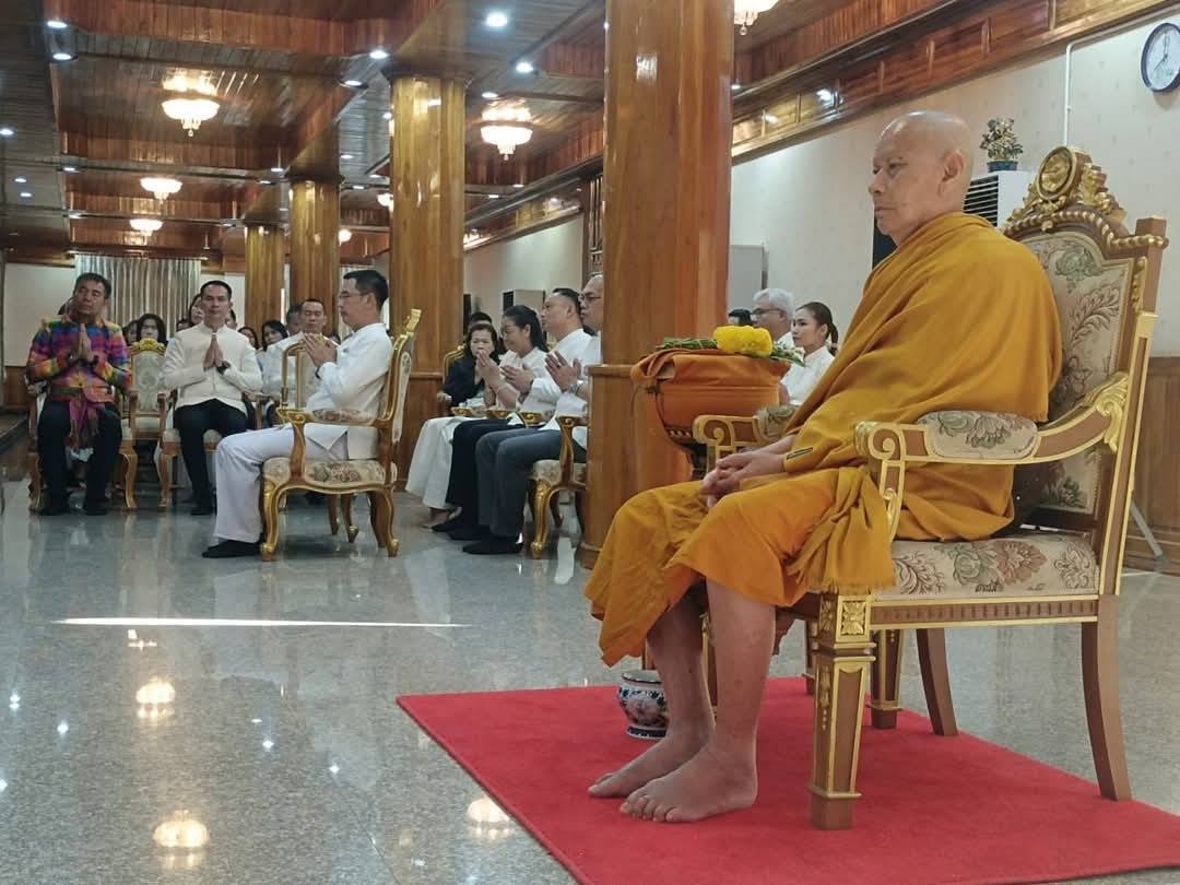 พช.มหาสารคาม : ผู้ว่าราชการจังหวัดมหาสารคาม นำพุทธศาสนิกชนร่วมทำบุญตักบาตร เนื่องในวันมาฆบูชา ประจำปี 2568