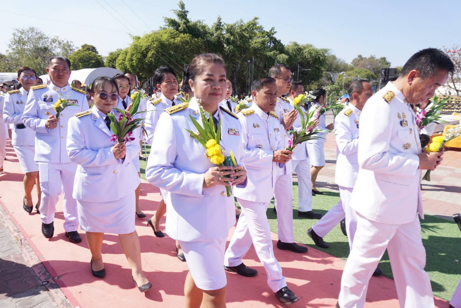 พช.มหาสารคาม : ร่วมพิธีสรงน้ำพระราชทานพระบรมธาตุนาดูน จังหวัดมหาสารคาม และทำบุญ เวียนเทียนรอบองค์พระธาตุ เพื่อความเป็นสิริมงคลเนื่องในวันมาฆบูชา