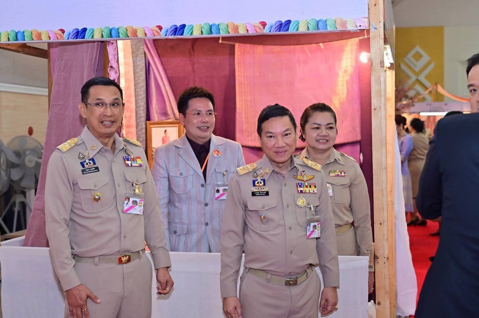 พช.มหาสารคาม : ผู้ว่าราชการจังหวัดมหาสารคาม นำกลุ่ม/องค์กร ร่วมเฝ้ารับเสด็จสมเด็จพระเจ้าลูกเธอ เจ้าฟ้าสิริวัณณวรี นารีรัตนราชกัญญา ในโอกาสเสด็จเป็นองค์ประธานโครงการ จัดแสดงนิทรรศการและผลงานภูมิปัญญาผ้าไทยและงานหัตกรรมชุมชน ภาคตะวันออกเฉียงเหนือ
