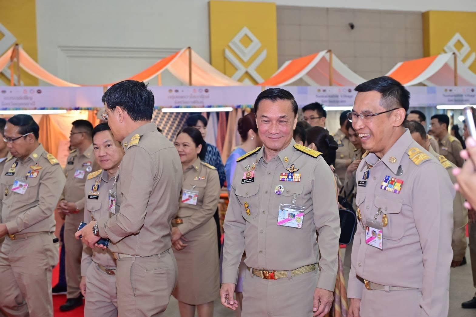 พช.มหาสารคาม : ผู้ว่าราชการจังหวัดมหาสารคาม นำกลุ่ม/องค์กร ร่วมเฝ้ารับเสด็จสมเด็จพระเจ้าลูกเธอ เจ้าฟ้าสิริวัณณวรี นารีรัตนราชกัญญา ในโอกาสเสด็จเป็นองค์ประธานโครงการ จัดแสดงนิทรรศการและผลงานภูมิปัญญาผ้าไทยและงานหัตกรรมชุมชน ภาคตะวันออกเฉียงเหนือ
