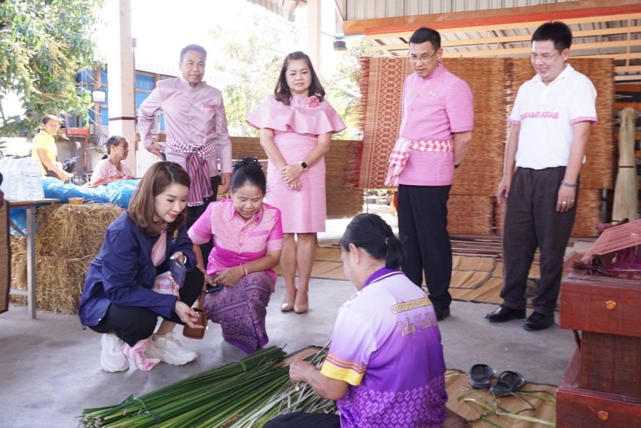 พช.มหาสารคาม : ร่วมต้อนรับผู้ช่วยเลขานุการรัฐมนตรีว่าการกระทรวงมหาดไทย ลงพื้นที่เยี่ยมชมผลิตภัณฑ์พื้นถิ่น “กกไทบ้านแพง” Soft Power จังหวัดมหาสารคาม