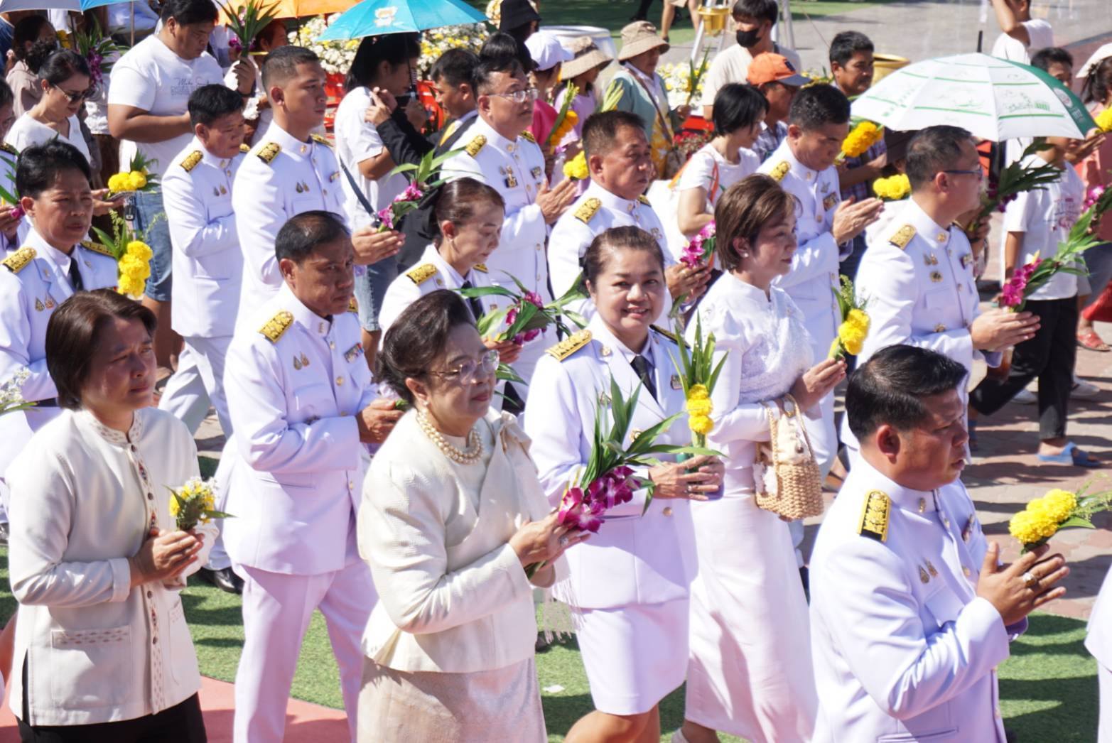 พช.มหาสารคาม : ร่วมพิธีสรงน้ำพระราชทานพระบรมธาตุนาดูน จังหวัดมหาสารคาม และทำบุญ เวียนเทียนรอบองค์พระธาตุ เพื่อความเป็นสิริมงคลเนื่องในวันมาฆบูชา