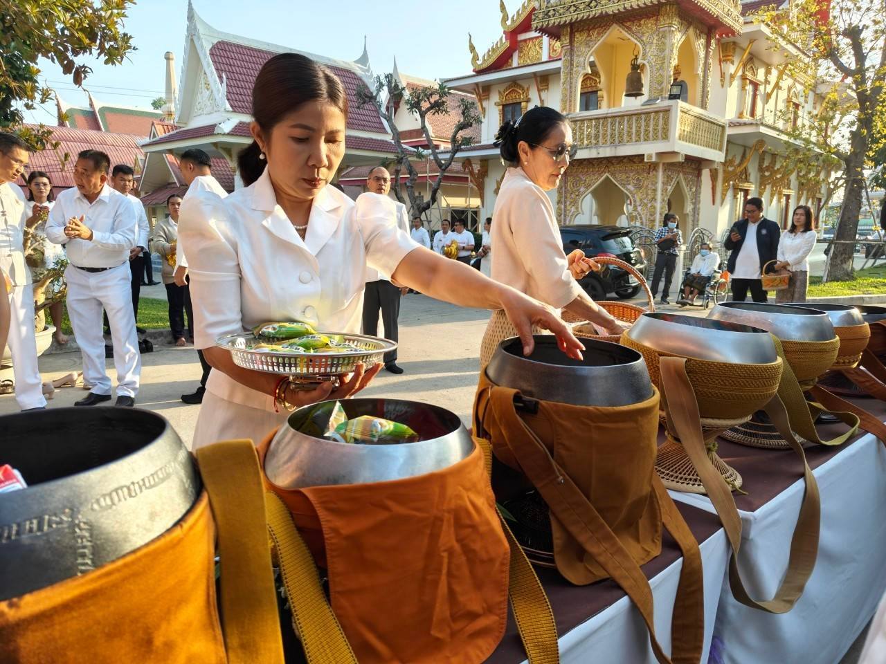พช.มหาสารคาม : ผู้ว่าราชการจังหวัดมหาสารคาม นำพุทธศาสนิกชนร่วมทำบุญตักบาตร เนื่องในวันมาฆบูชา ประจำปี 2568