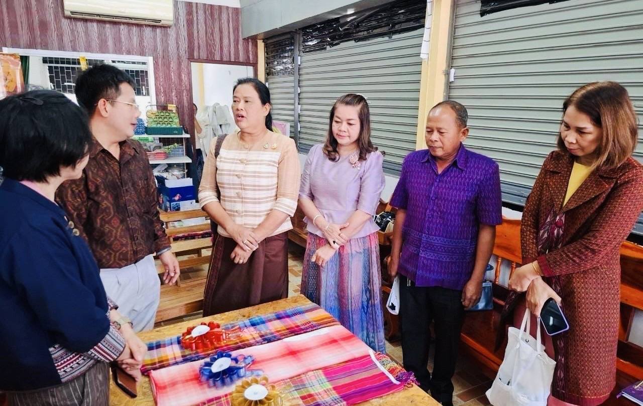 พช.มหาสารคาม : รับการตรวจราชการ ผู้ตรวจราชการกรมการพัฒนาชุมชน (นางอรุณรัตน์ ชิงชนะ) ลงพื้นที่จังหวัดมหาสารคาม ติดตามผลการปฏิบัติราชการตามนโยบายของรัฐบาล ภารกิจกระทรวงมหาดไทย และกรมการพัฒนาชุมชน ประจำเดือนกุมภาพันธ์ 2568