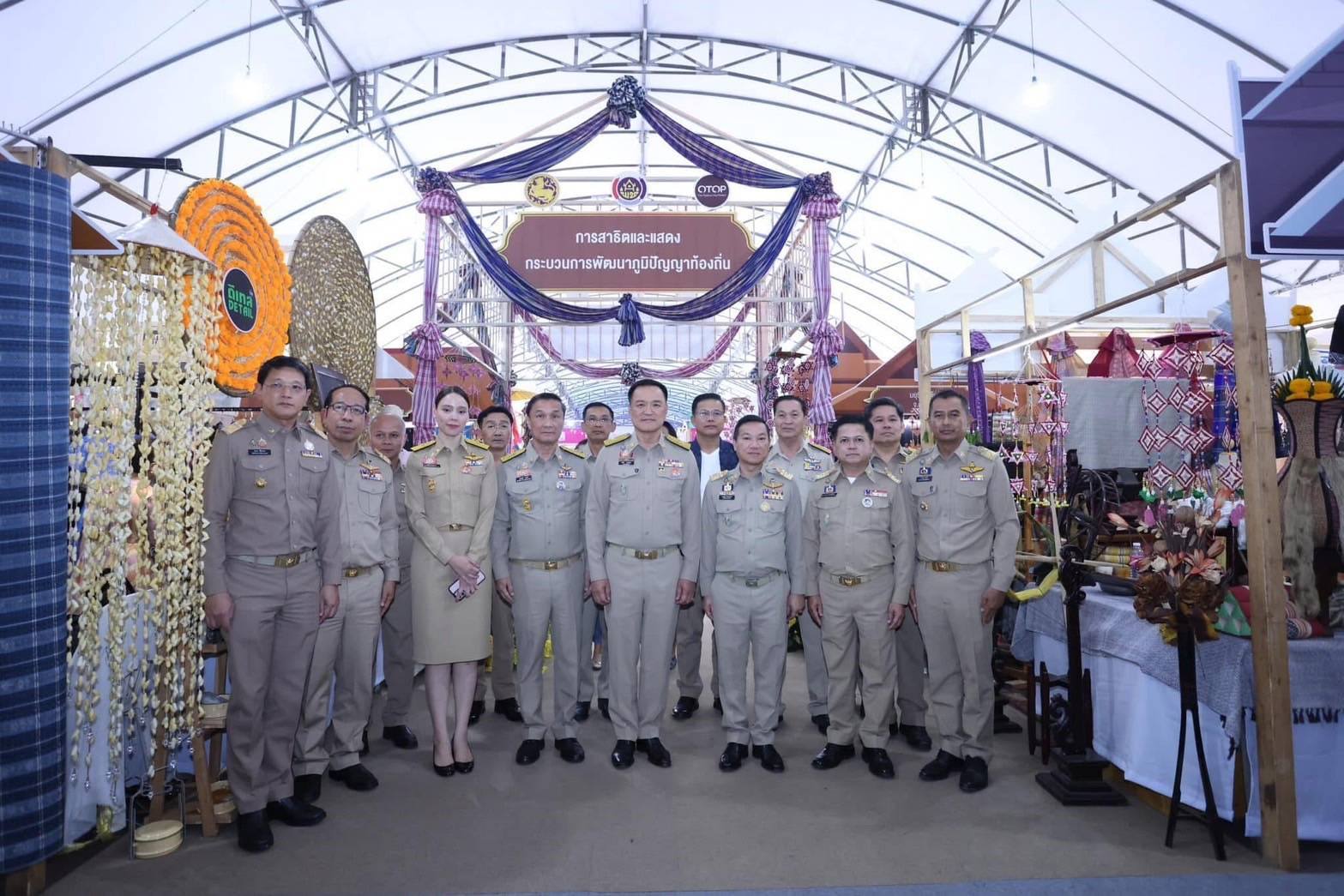 พช.มหาสารคาม : ผู้ว่าราชการจังหวัดมหาสารคาม นำกลุ่ม/องค์กร ร่วมเฝ้ารับเสด็จสมเด็จพระเจ้าลูกเธอ เจ้าฟ้าสิริวัณณวรี นารีรัตนราชกัญญา ในโอกาสเสด็จเป็นองค์ประธานโครงการ จัดแสดงนิทรรศการและผลงานภูมิปัญญาผ้าไทยและงานหัตกรรมชุมชน ภาคตะวันออกเฉียงเหนือ