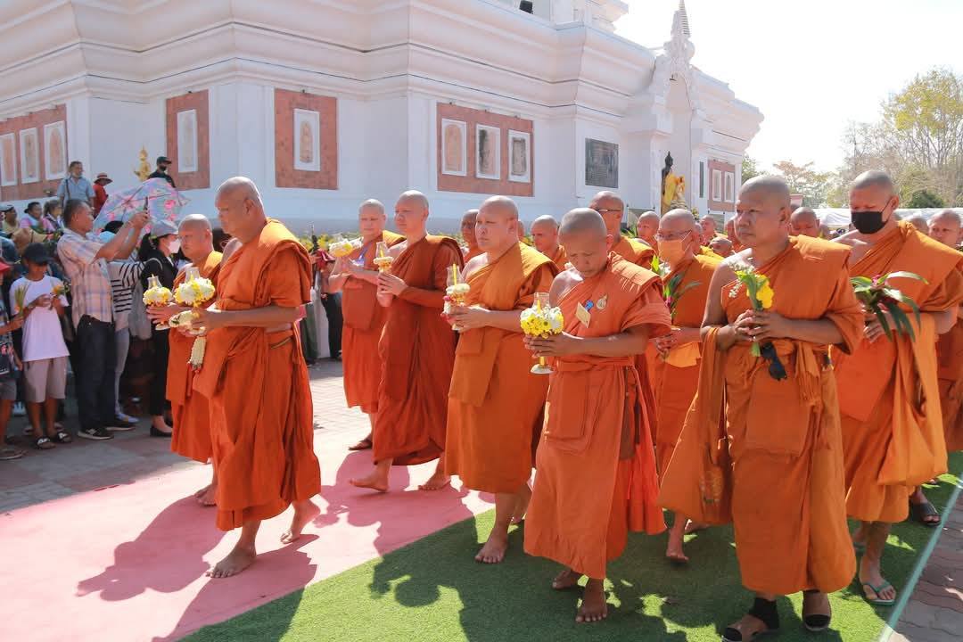 พช.มหาสารคาม : ร่วมพิธีสรงน้ำพระราชทานพระบรมธาตุนาดูน จังหวัดมหาสารคาม และทำบุญ เวียนเทียนรอบองค์พระธาตุ เพื่อความเป็นสิริมงคลเนื่องในวันมาฆบูชา