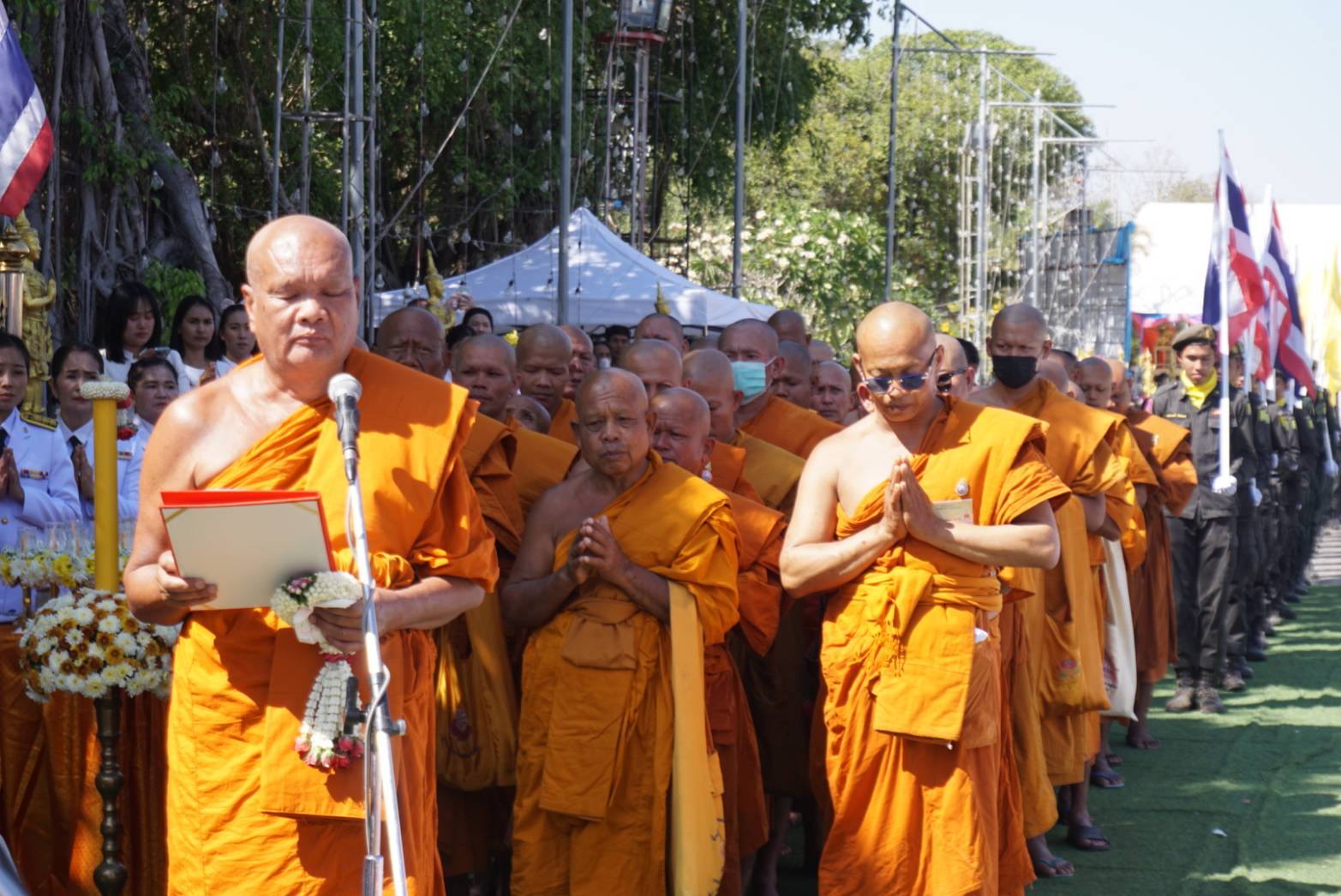 พช.มหาสารคาม : ร่วมพิธีสรงน้ำพระราชทานพระบรมธาตุนาดูน จังหวัดมหาสารคาม และทำบุญ เวียนเทียนรอบองค์พระธาตุ เพื่อความเป็นสิริมงคลเนื่องในวันมาฆบูชา