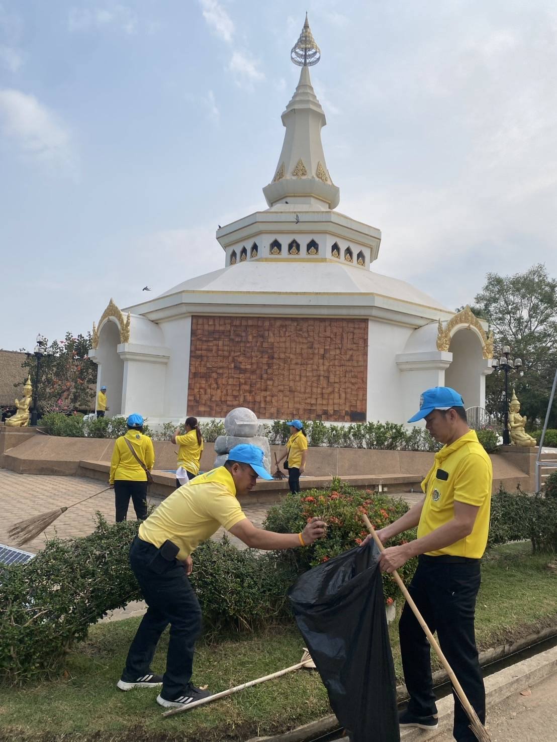 พช. มหาสารคาม : ร่วมกิจกรรมจิตอาสาพัฒนาและปรับปรุงภูมิทัศน์ เนื่องในวันคล้ายวันพระราชสมภพ พระบาทสมเด็จพระพุทธเลิศหล้านภาลัย