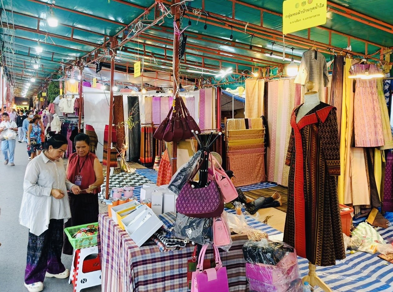OTOP มหาสารคาม 10 วัน ยอดขาย ทะลุ 2 ล้านบาท ในงานประเพณีบุญเบิกฟ้าและงานกาชาดจังหวัดมหาสารคาม ประจำปี 2568
