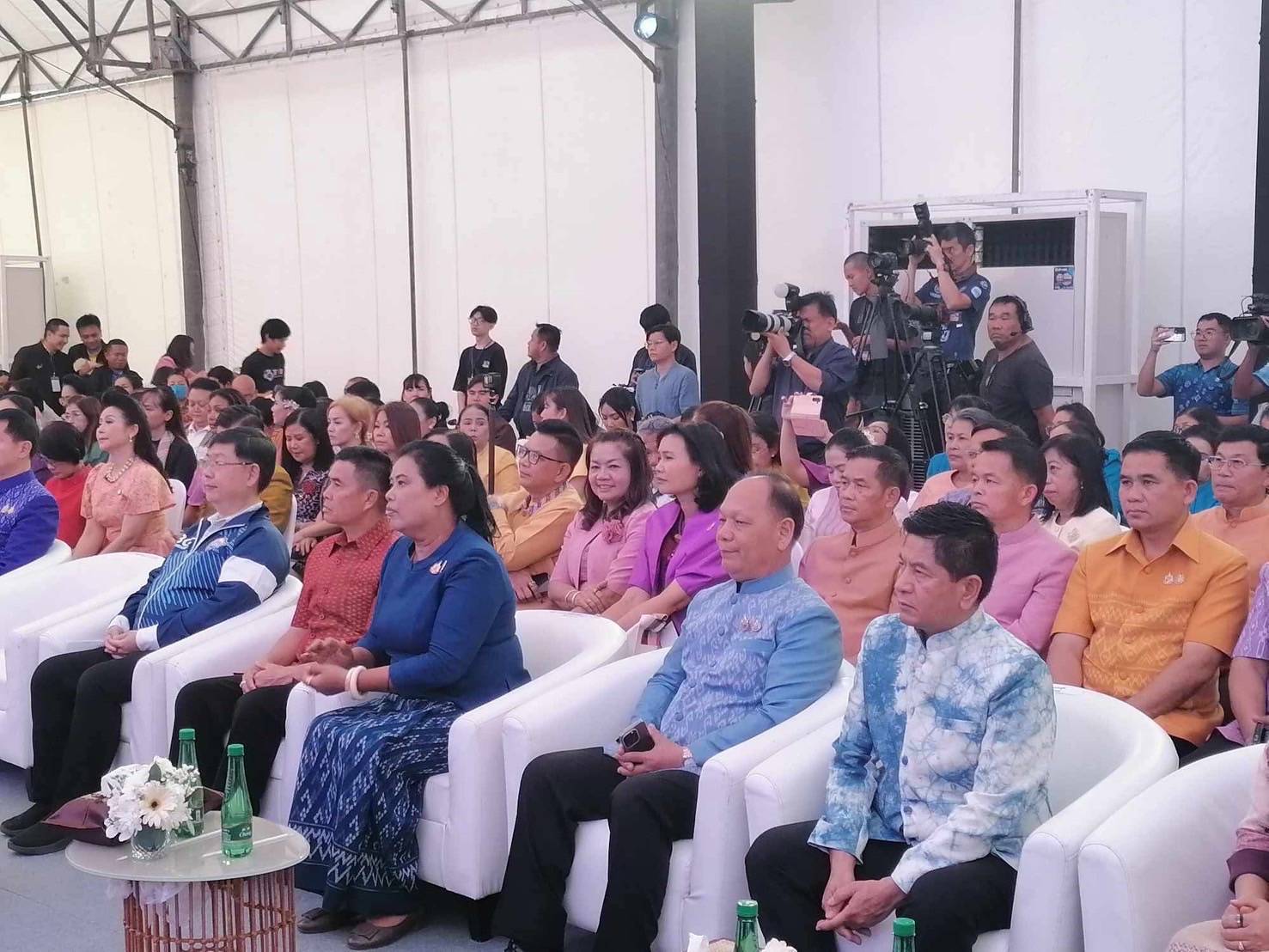 พช. มหาสารคาม : ยกภูมิปัญญาท้องถิ่นผลิตภัณฑ์หนึ่งตำบล หนึ่งผลิตภัณฑ์ OTOP จากมหาสารคาม ร่วมต้อนรับนักท่องเที่ยว ในการจัดการแข่งขัน MotoGP “PT Grand Prix of Thailand 2025”