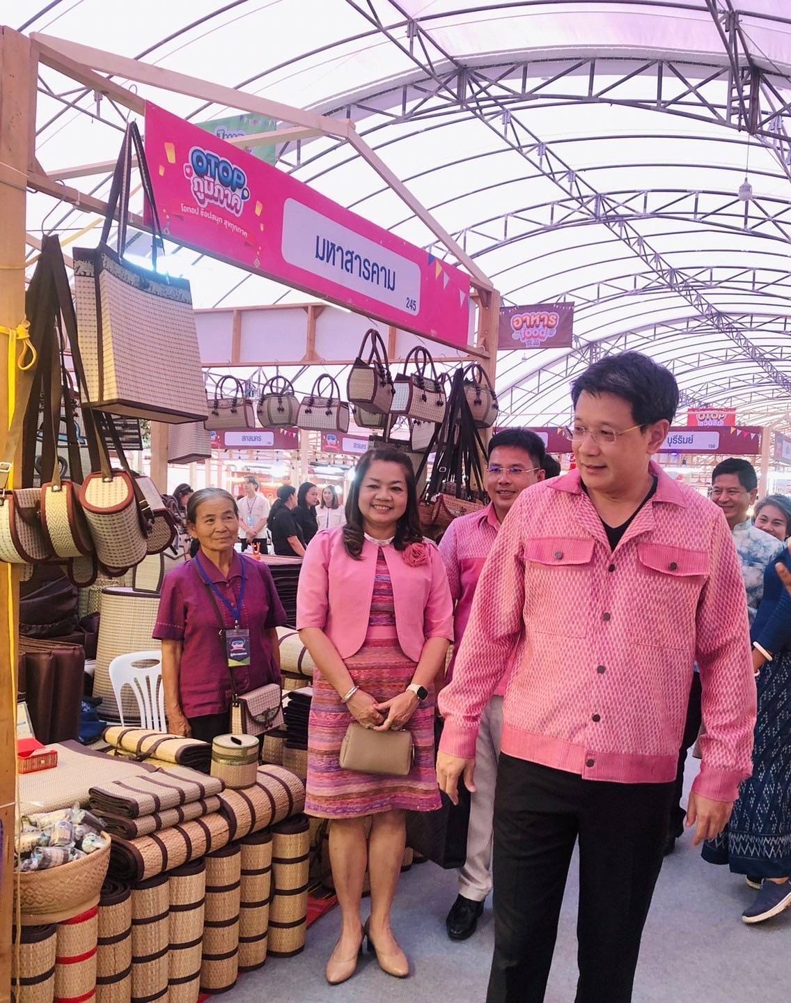 พช. มหาสารคาม : ยกภูมิปัญญาท้องถิ่นผลิตภัณฑ์หนึ่งตำบล หนึ่งผลิตภัณฑ์ OTOP จากมหาสารคาม ร่วมต้อนรับนักท่องเที่ยว ในการจัดการแข่งขัน MotoGP “PT Grand Prix of Thailand 2025”