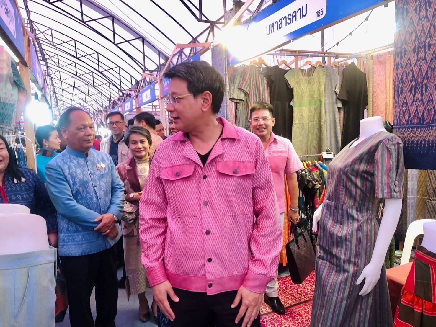 พช. มหาสารคาม : ยกภูมิปัญญาท้องถิ่นผลิตภัณฑ์หนึ่งตำบล หนึ่งผลิตภัณฑ์ OTOP จากมหาสารคาม ร่วมต้อนรับนักท่องเที่ยว ในการจัดการแข่งขัน MotoGP “PT Grand Prix of Thailand 2025”