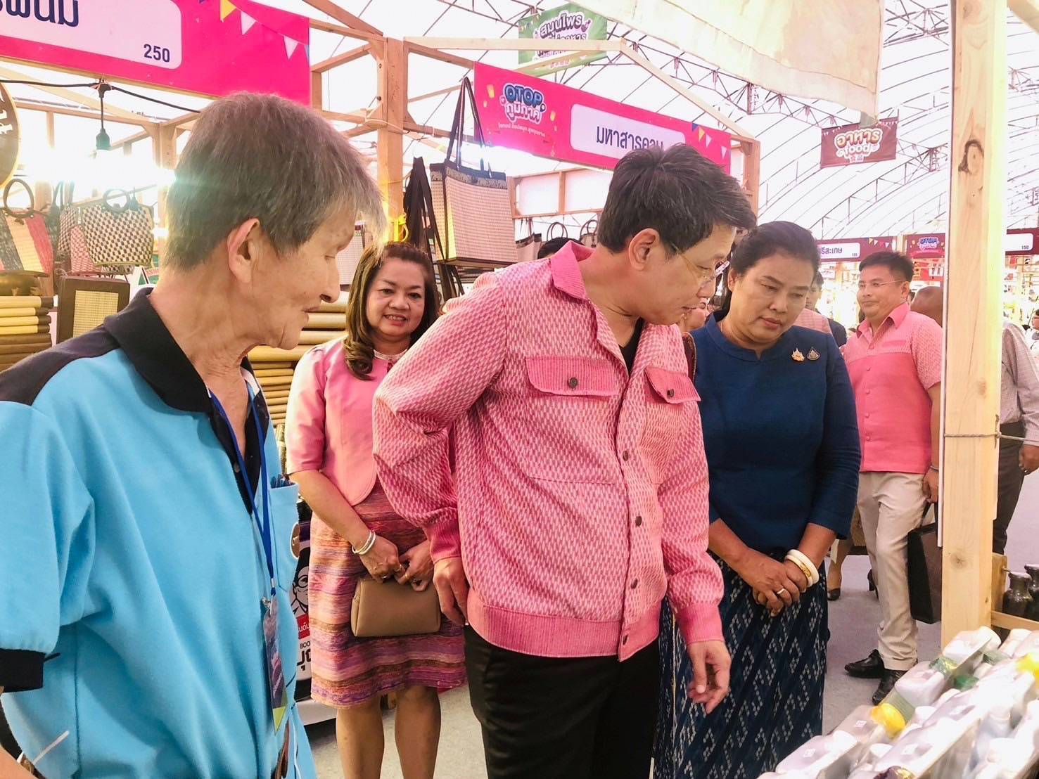 พช. มหาสารคาม : ยกภูมิปัญญาท้องถิ่นผลิตภัณฑ์หนึ่งตำบล หนึ่งผลิตภัณฑ์ OTOP จากมหาสารคาม ร่วมต้อนรับนักท่องเที่ยว ในการจัดการแข่งขัน MotoGP “PT Grand Prix of Thailand 2025”