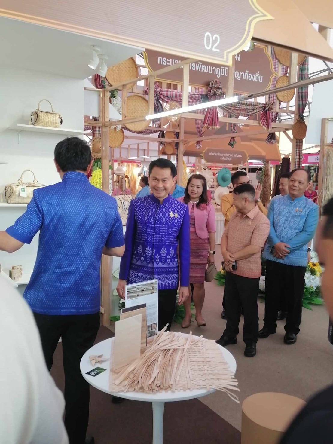พช. มหาสารคาม : ยกภูมิปัญญาท้องถิ่นผลิตภัณฑ์หนึ่งตำบล หนึ่งผลิตภัณฑ์ OTOP จากมหาสารคาม ร่วมต้อนรับนักท่องเที่ยว ในการจัดการแข่งขัน MotoGP “PT Grand Prix of Thailand 2025”