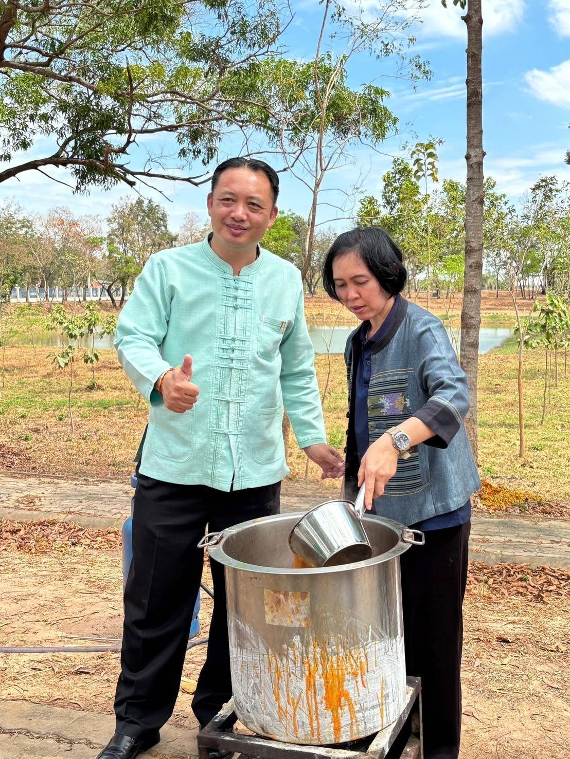 พช. มหาสารคาม : ร่วมกิจกรรมการย้อมเส้นใยผ้าสีธรรมชาติจากดอกจาน