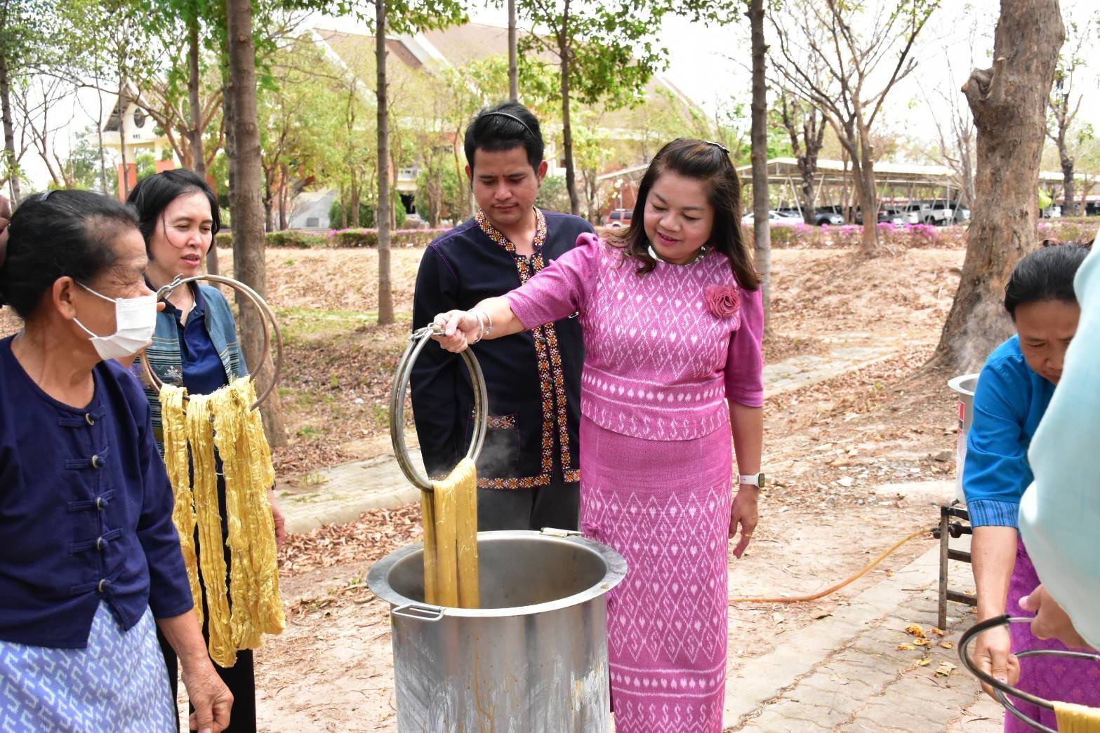 พช. มหาสารคาม : ร่วมกิจกรรมการย้อมเส้นใยผ้าสีธรรมชาติจากดอกจาน