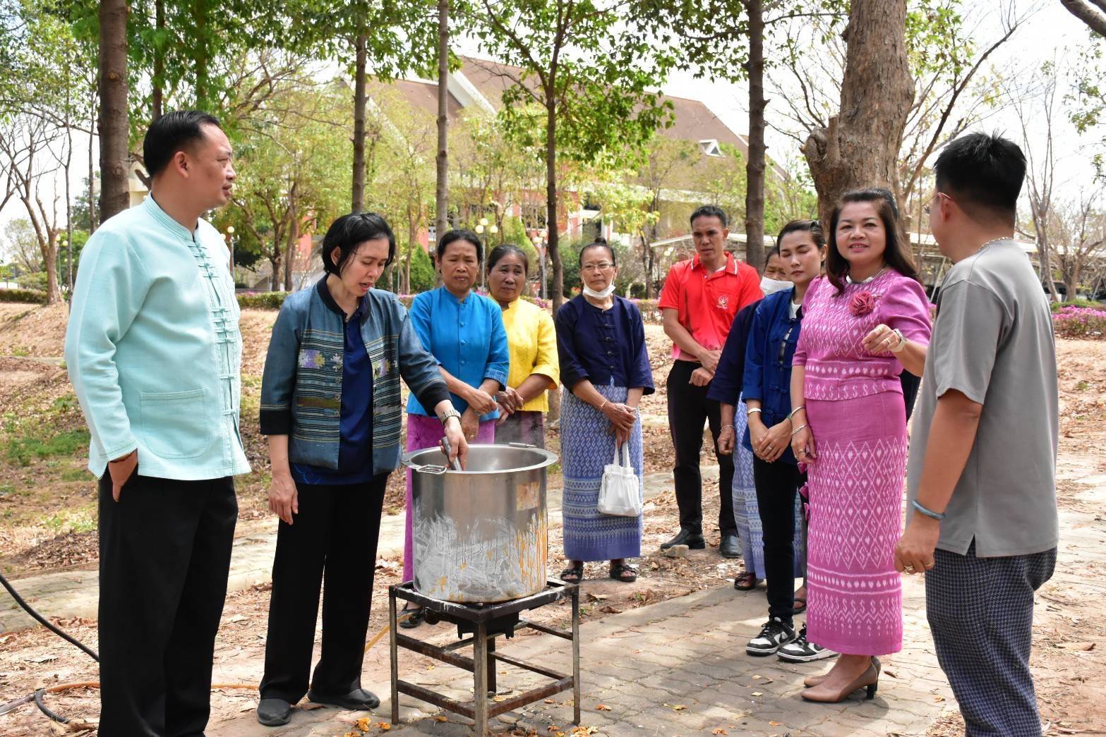 พช. มหาสารคาม : ร่วมกิจกรรมการย้อมเส้นใยผ้าสีธรรมชาติจากดอกจาน