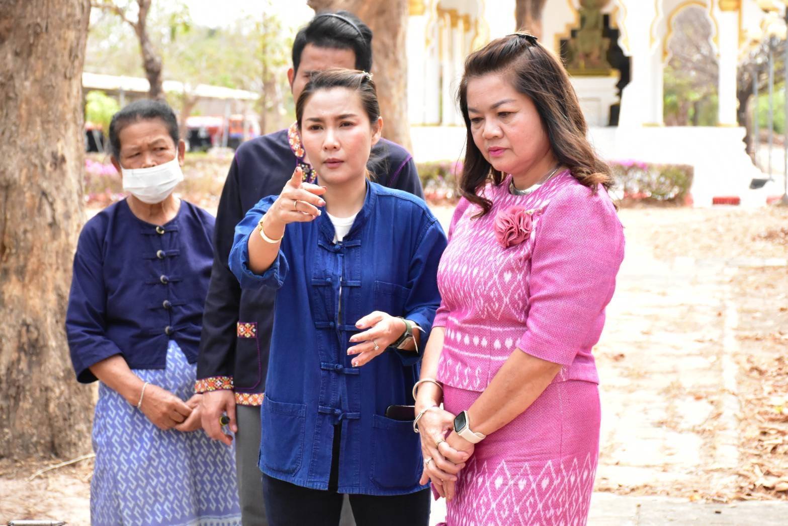 พช. มหาสารคาม : ร่วมกิจกรรมการย้อมเส้นใยผ้าสีธรรมชาติจากดอกจาน