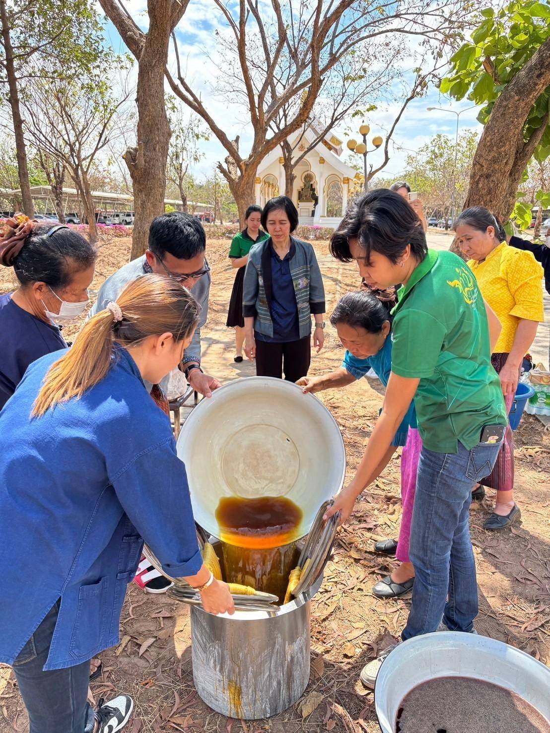 พช. มหาสารคาม : ร่วมกิจกรรมการย้อมเส้นใยผ้าสีธรรมชาติจากดอกจาน