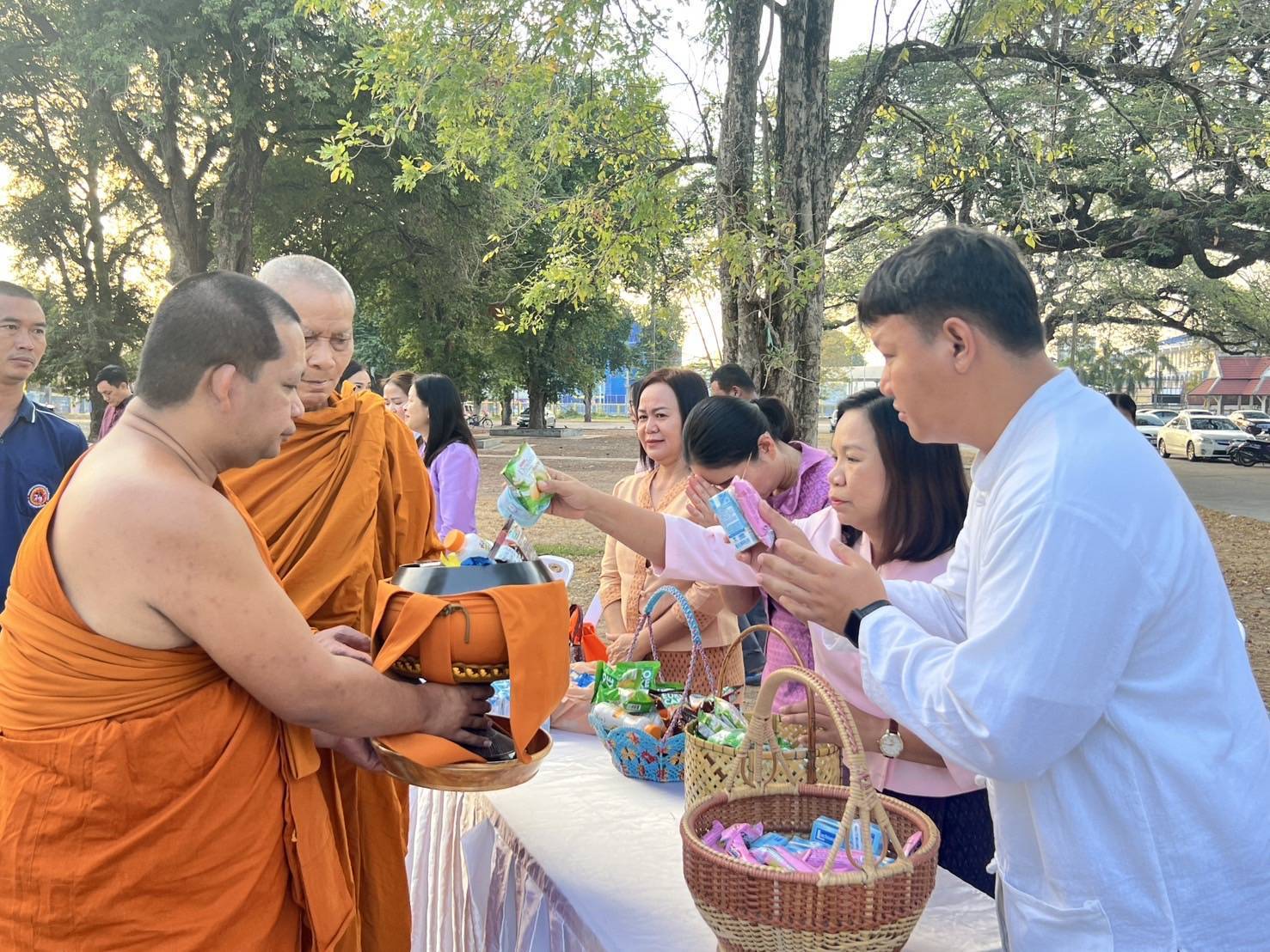 พช. มหาสารคาม : ร่วมพิธีทำบุญตักบาตรร่วมฉลองมหาสารคาม 160 ปี พ.ศ. 2568
