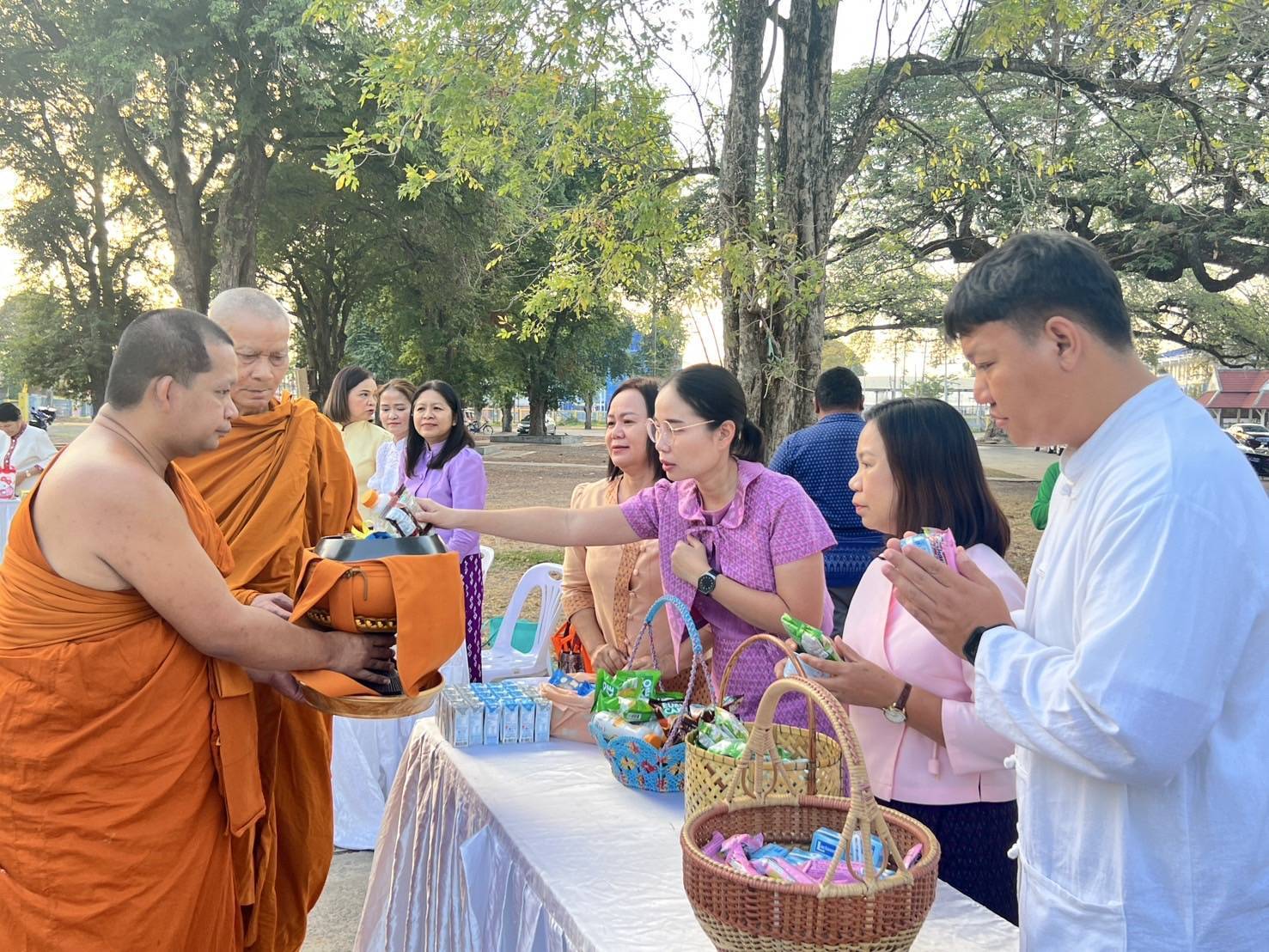 พช. มหาสารคาม : ร่วมพิธีทำบุญตักบาตรร่วมฉลองมหาสารคาม 160 ปี พ.ศ. 2568