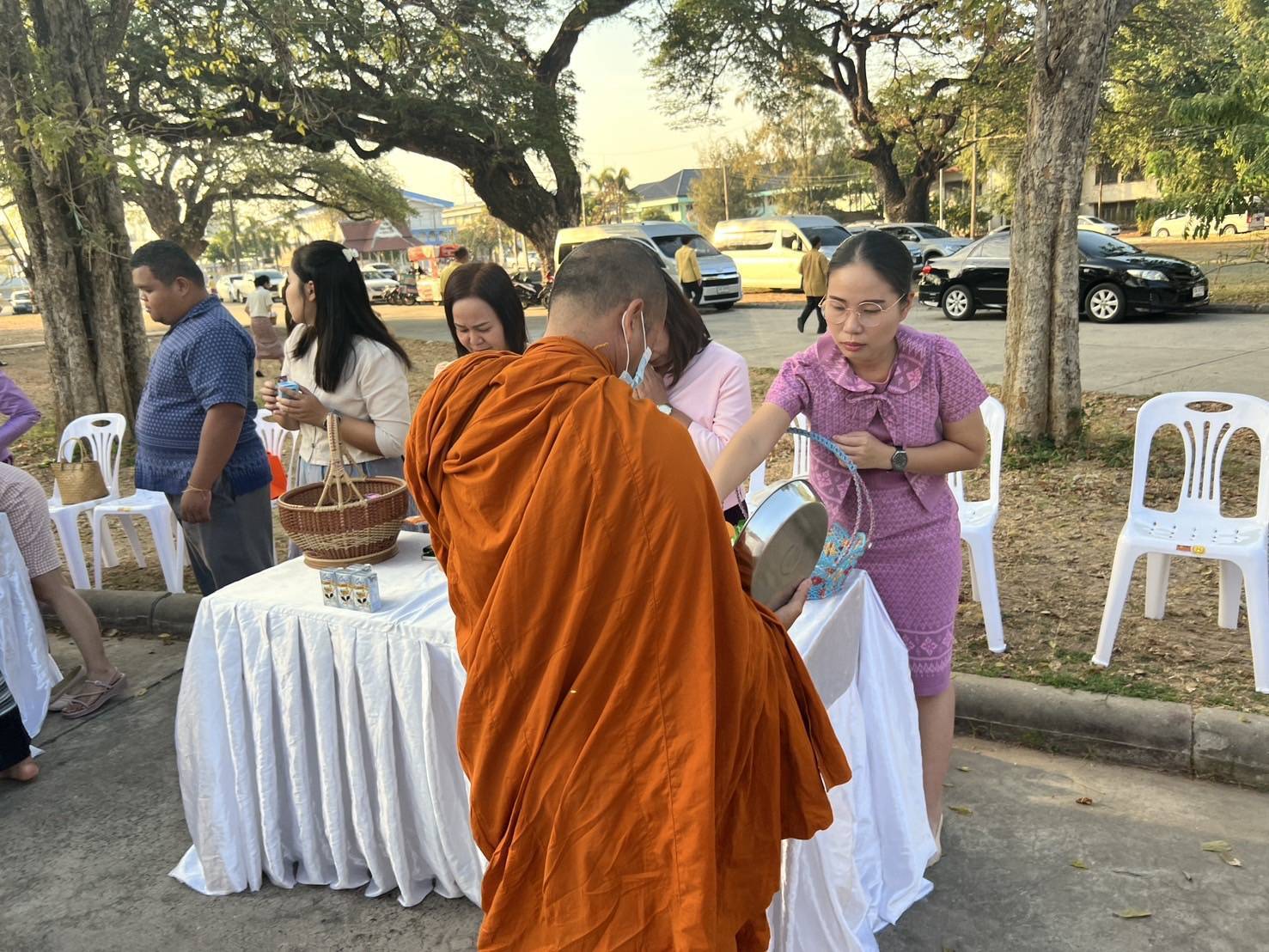 พช. มหาสารคาม : ร่วมพิธีทำบุญตักบาตรร่วมฉลองมหาสารคาม 160 ปี พ.ศ. 2568