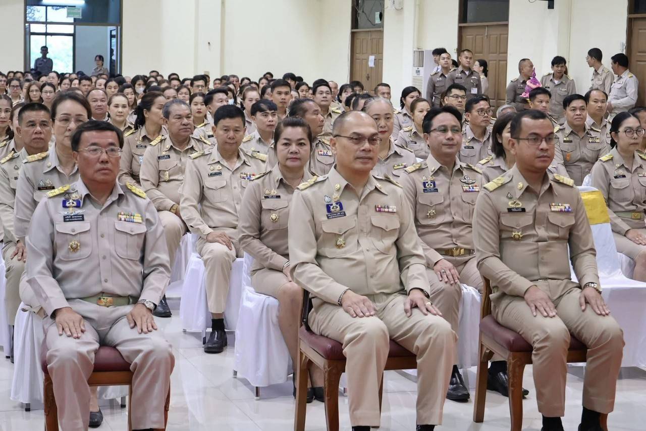 พช.มหาสารคาม : ร่วมพิธีวางพานพุ่มถวายราชสักการระ พระบาทสมเด็จพระจุลจอมเกล้าเจ้าอยู่หัว เนื่องในวันท้องถิ่นไทย ประจำปี 2568