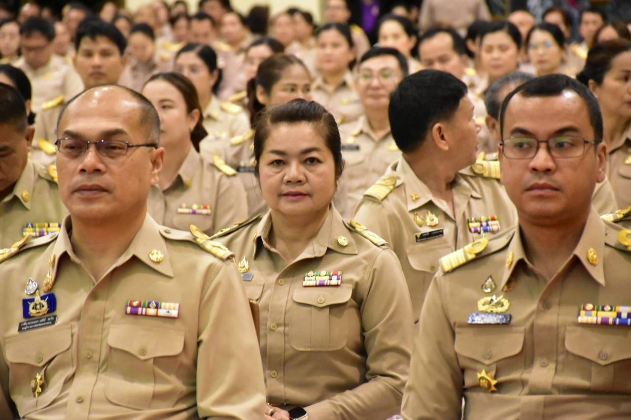 พช.มหาสารคาม : ร่วมพิธีวางพานพุ่มถวายราชสักการระ พระบาทสมเด็จพระจุลจอมเกล้าเจ้าอยู่หัว เนื่องในวันท้องถิ่นไทย ประจำปี 2568