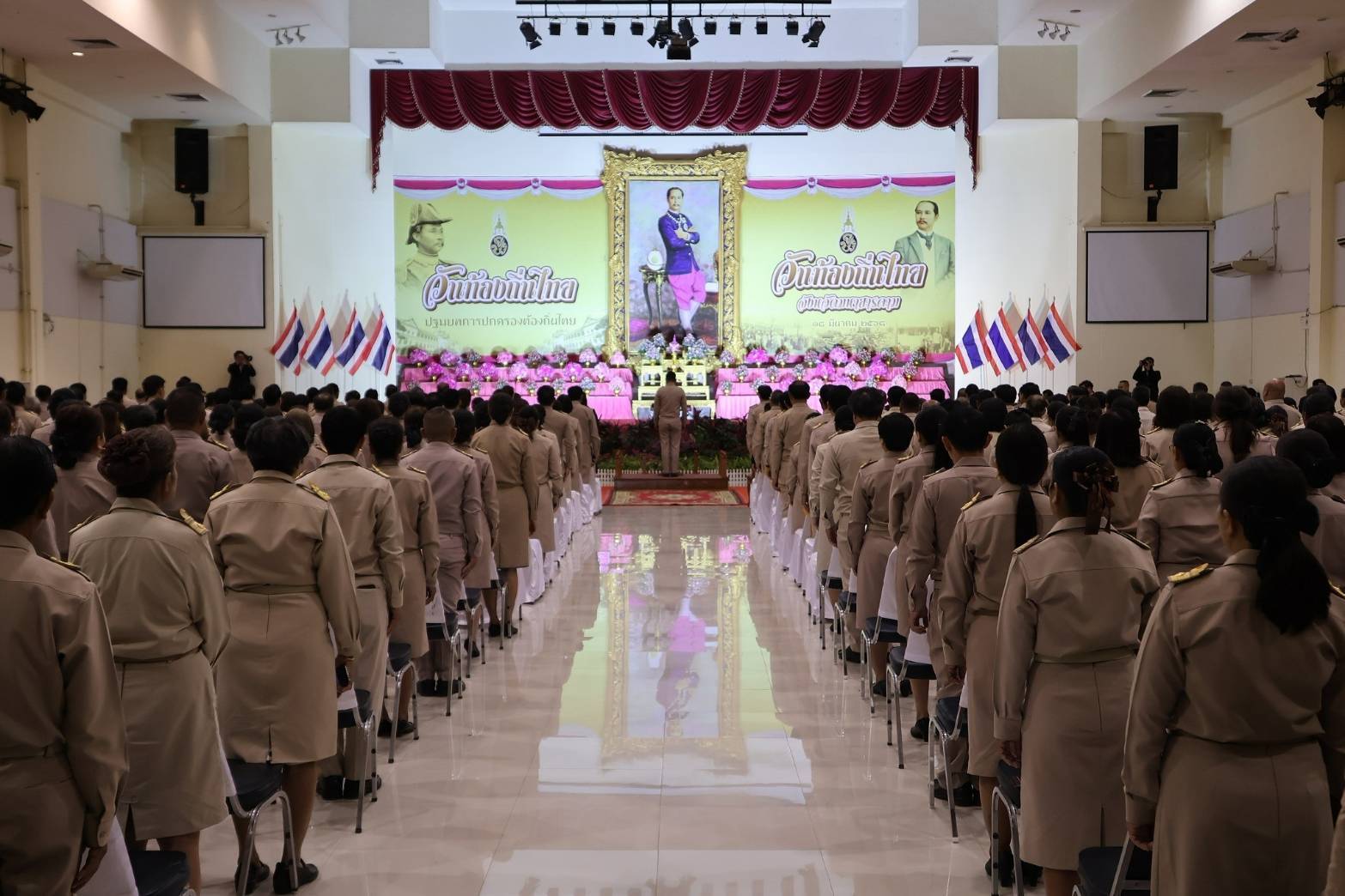 พช.มหาสารคาม : ร่วมพิธีวางพานพุ่มถวายราชสักการระ พระบาทสมเด็จพระจุลจอมเกล้าเจ้าอยู่หัว เนื่องในวันท้องถิ่นไทย ประจำปี 2568