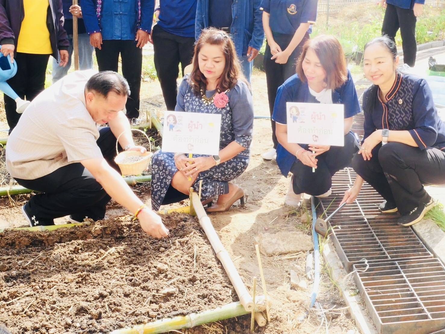 พช.มหาสารคาม : จัดกิจกรรมน้อมนำแนวพระราชดำริของสมเด็จพระกนิษฐาธิราชเจ้า กรมสมเด็จพระเทพรัตนราชสุดาฯ สยามบรมราชกุมารี สู่ปฏิบัติการปลูกผักสวนครัว เพื่อสร้างความมั่นคงทางอาหาร ประจำปีงบประมาณ 2568 กิจกรรม “ผู้นำต้องทำก่อน”