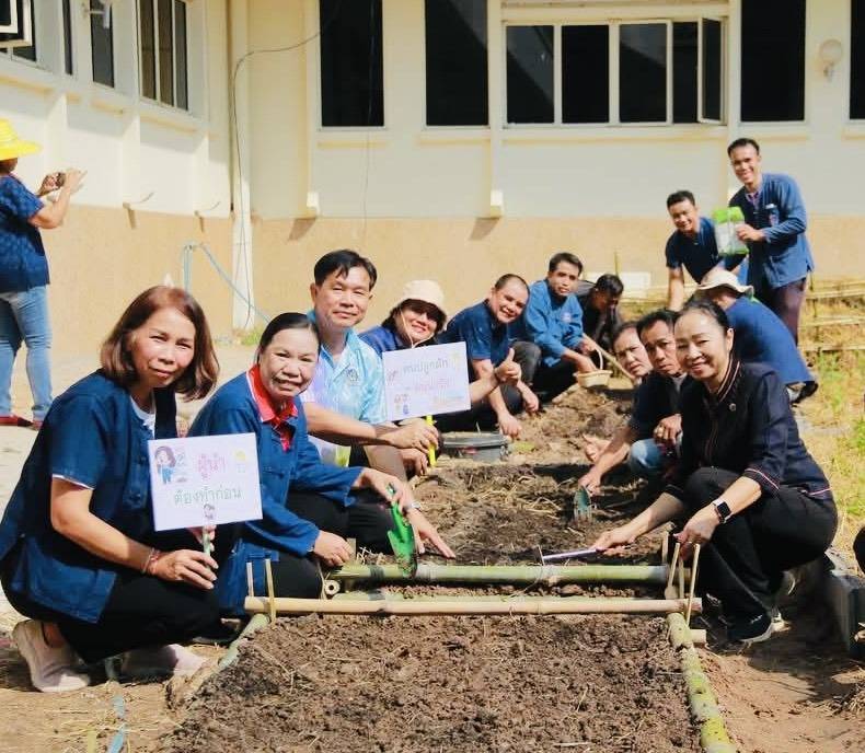 พช.มหาสารคาม : จัดกิจกรรมน้อมนำแนวพระราชดำริของสมเด็จพระกนิษฐาธิราชเจ้า กรมสมเด็จพระเทพรัตนราชสุดาฯ สยามบรมราชกุมารี สู่ปฏิบัติการปลูกผักสวนครัว เพื่อสร้างความมั่นคงทางอาหาร ประจำปีงบประมาณ 2568 กิจกรรม “ผู้นำต้องทำก่อน”