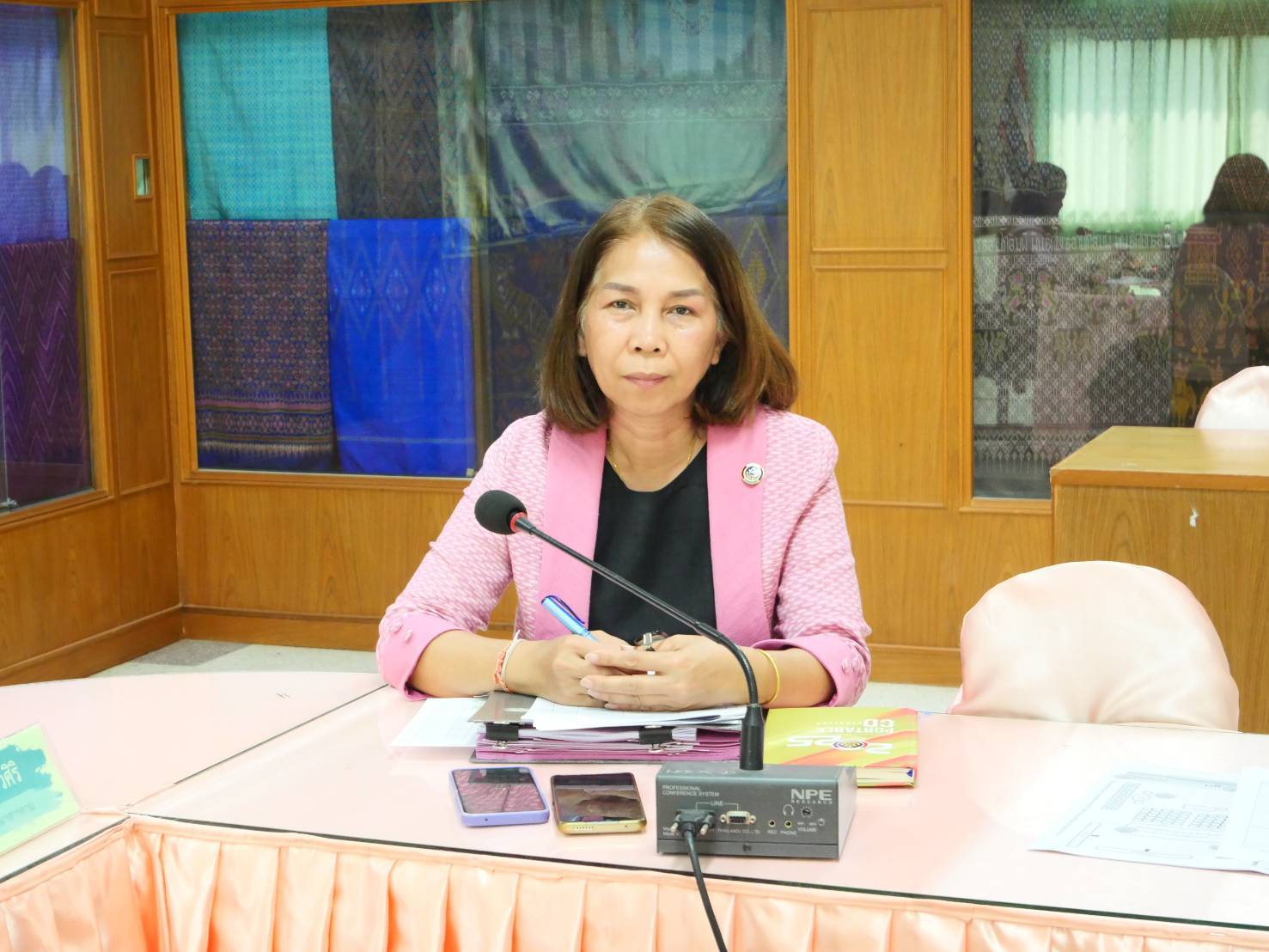 พช.มหาสารคาม : ประชุมเตรียมความพร้อมการจัดงานทอดผ้าป่าสมทบกองทุนพัฒนาเด็กชนบทในพระราชูปถัมภ์ฯ และพิธีมอบลายผ้าพระราชทาน “ผ้าลายสิริราชพัสตราภรณ์”
