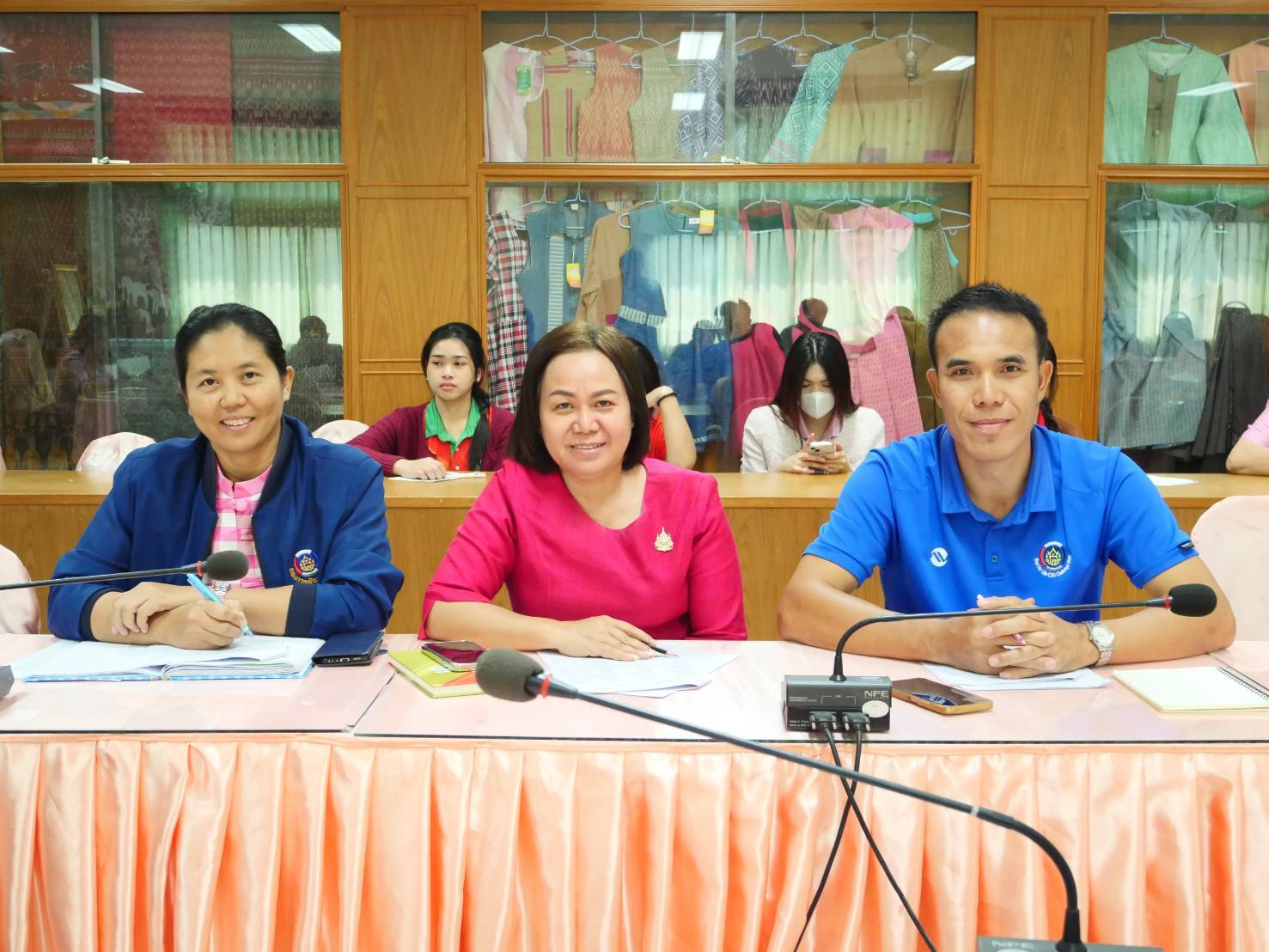 พช.มหาสารคาม : ประชุมเตรียมความพร้อมการจัดงานทอดผ้าป่าสมทบกองทุนพัฒนาเด็กชนบทในพระราชูปถัมภ์ฯ และพิธีมอบลายผ้าพระราชทาน “ผ้าลายสิริราชพัสตราภรณ์”