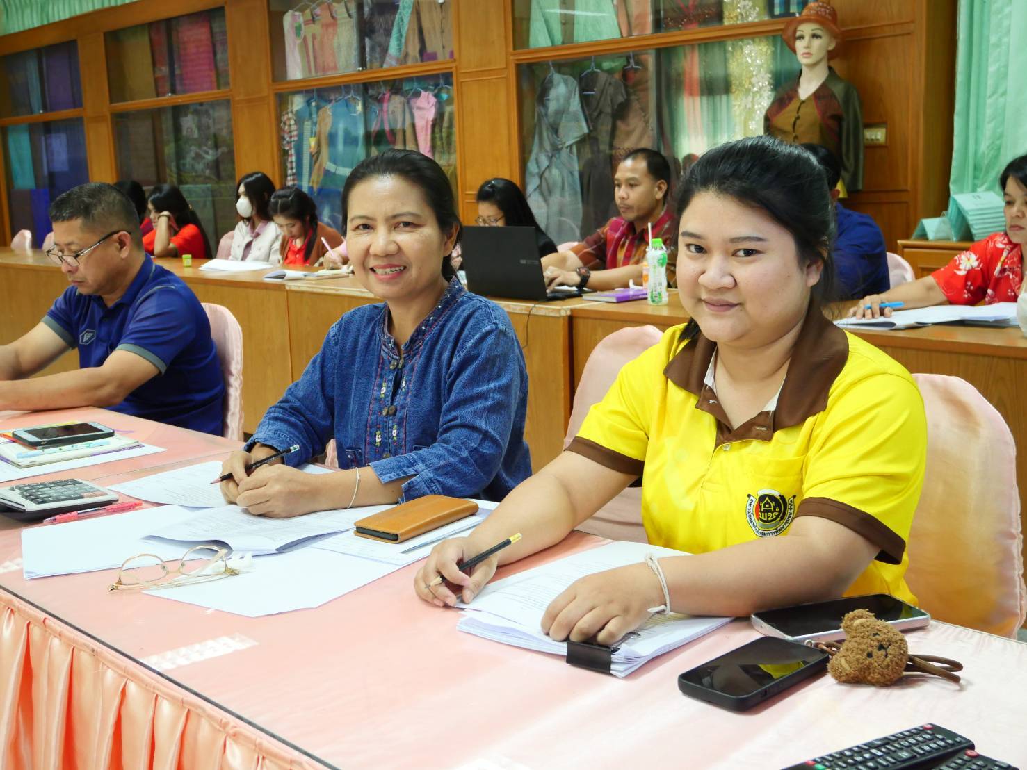 พช.มหาสารคาม : ประชุมเตรียมความพร้อมการจัดงานทอดผ้าป่าสมทบกองทุนพัฒนาเด็กชนบทในพระราชูปถัมภ์ฯ และพิธีมอบลายผ้าพระราชทาน “ผ้าลายสิริราชพัสตราภรณ์”