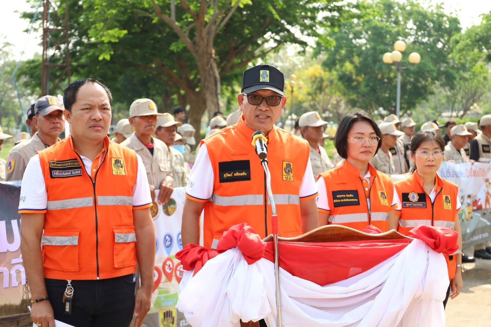 พช.มหาสารคาม : ร่วมเปิดศูนย์ปฏิบัติการป้องกันและลดอุบัติเหตุทางถนนช่วงเทศกาลสงกรานต์ ปี 2568 ภายใต้ชื่อการรณรงค์ “ขับขี่ปลอดภัย เมืองไทย ไร้อุบัติเหตุ”