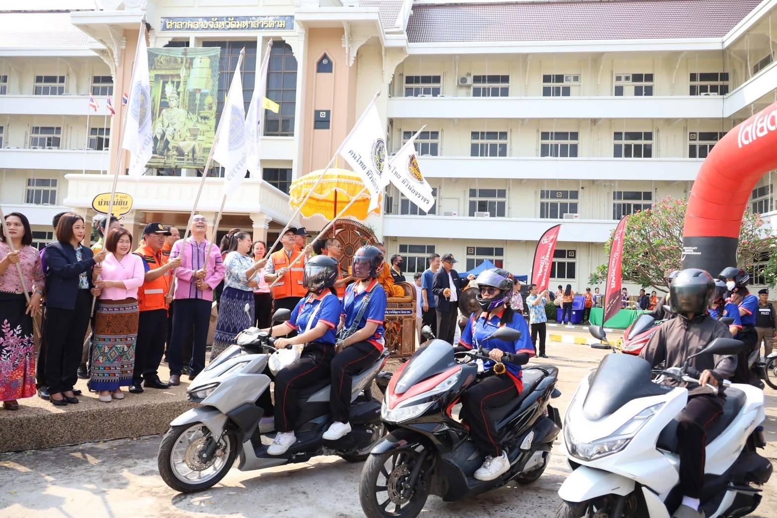 พช.มหาสารคาม : ร่วมเปิดศูนย์ปฏิบัติการป้องกันและลดอุบัติเหตุทางถนนช่วงเทศกาลสงกรานต์ ปี 2568 ภายใต้ชื่อการรณรงค์ “ขับขี่ปลอดภัย เมืองไทย ไร้อุบัติเหตุ”