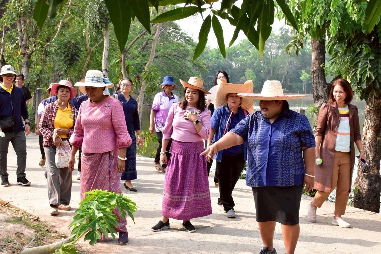 พช.มหาสารคาม : รับการตรวจราชการ ผู้ตรวจราชการกรมการพัฒนาชุมชน (นางอรุณรัตน์ ชิงชนะ) ลงพื้นที่ อำเภอกันทรวิชัย จังหวัดมหาสารคาม ติดตามผลการปฏิบัติราชการตามนโยบายของรัฐบาล ภารกิจกระทรวงมหาดไทย และกรมการพัฒนาชุมชน ประจำเดือนมีนาคม 2568