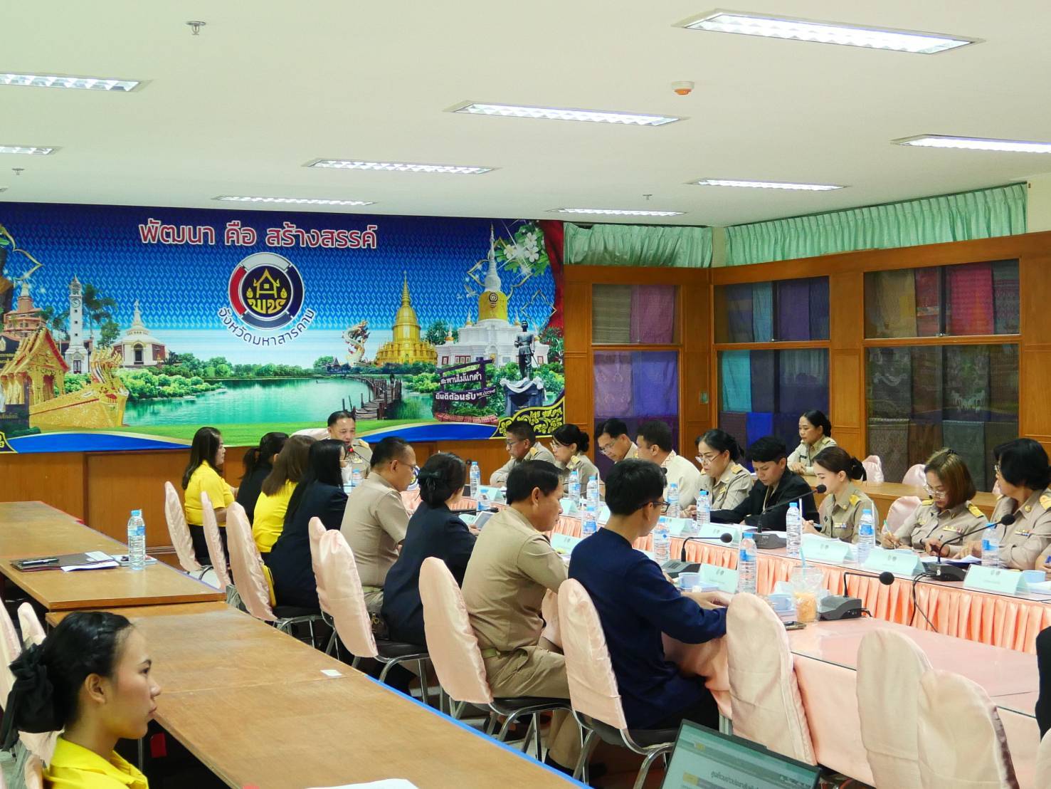 พช.มหาสารคาม : ประชุมคณะกรรมการบริหารศูนย์อำนวยการขจัดความยากจนและพัฒนาคนทุกช่วงวัยอย่างยั่งยืนตามหลักปรัชญาของเศรษฐกิจพอเพียง จังหวัดมหาสารคาม (คจพ.จ.มค) ครั้งที่ 2/2568