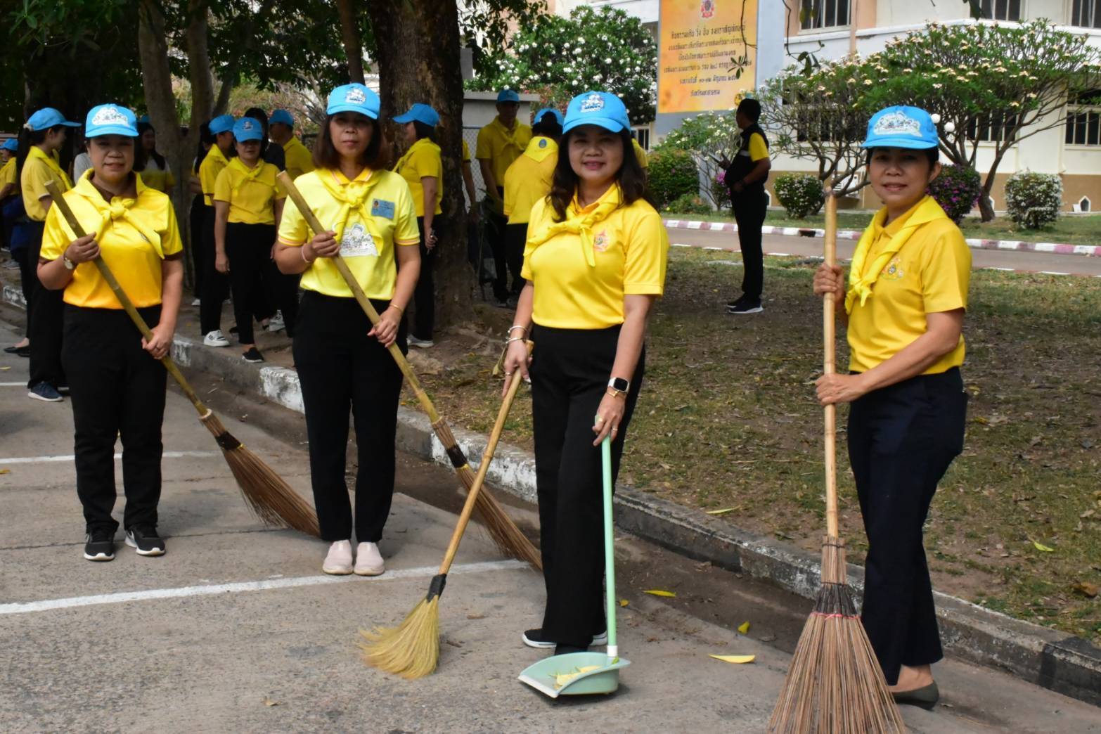 พช.มหาสารคาม : ร่วมกับ สำนักงานที่ดินจังหวัดมหาสารคาม จัดกิจกรรมจิตอาสาพัฒนาในโอกาสวันสำคัญของชาติไทย ประจำปี พ.ศ. 2568 เนื่องใน “วันที่ระลึกพระบาทสมเด็จพระนั่งเกล้าเจ้าอยู่หัว”